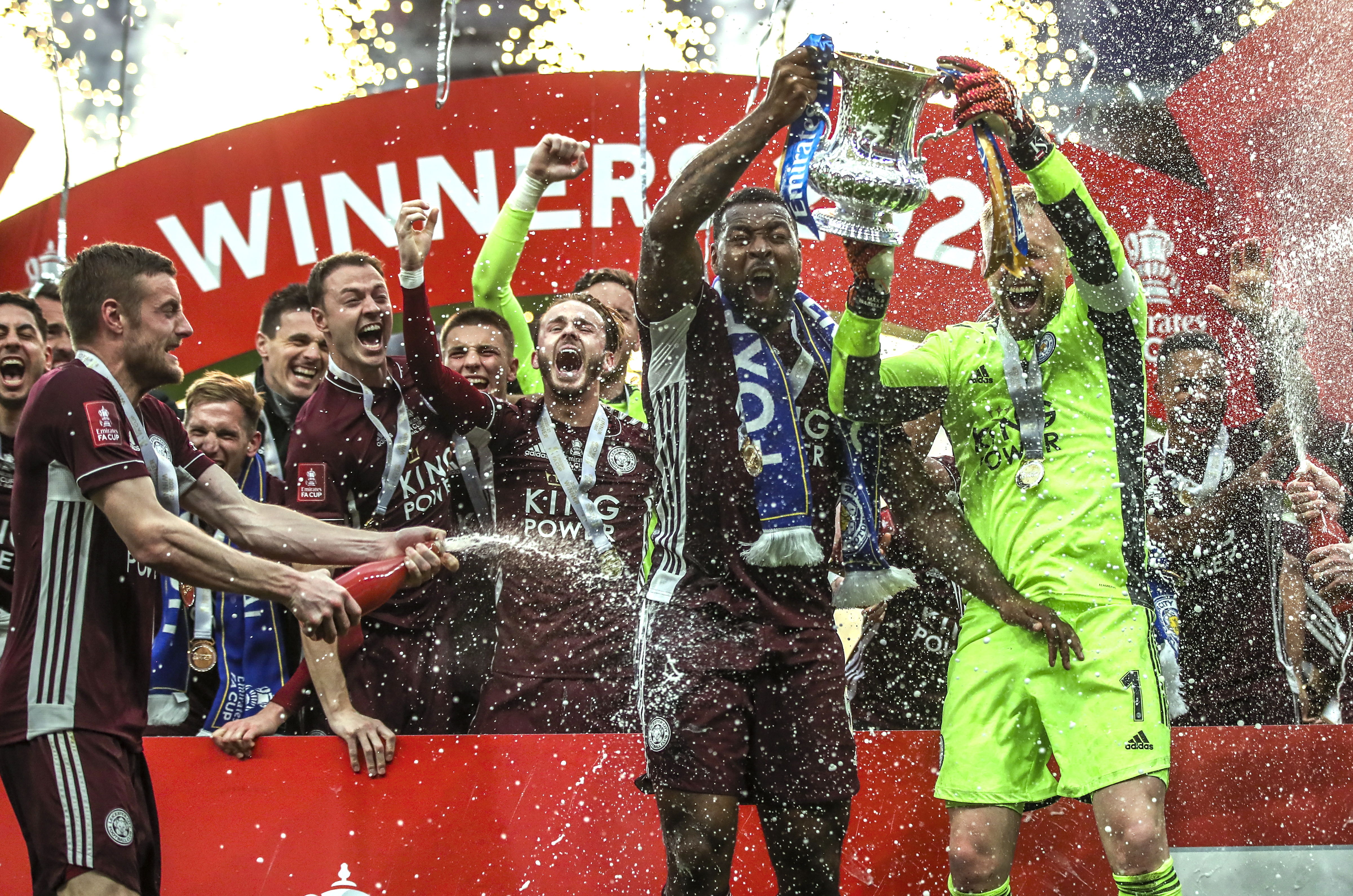 London (United Kingdom), 15/05/2021.- Leicester players Jamie Vardy (L), Wes Morgan (C), and goalkeeper Kasper Schmeichel (R) celebrate with the trophy after winning the English FA Cup final between Chelsea FC and Leicester City at the Wembley Stadium in London, Britain, 15 May 2021. (Reino Unido, Londres) EFE/EPA/Nick Potts / POOL EDITORIAL USE ONLY. No use with unauthorized audio, video, data, fixture lists, club/league logos or 'live' services. Online in-match use limited to 120 images, no video emulation. No use in betting, games or single club/league/player publications.