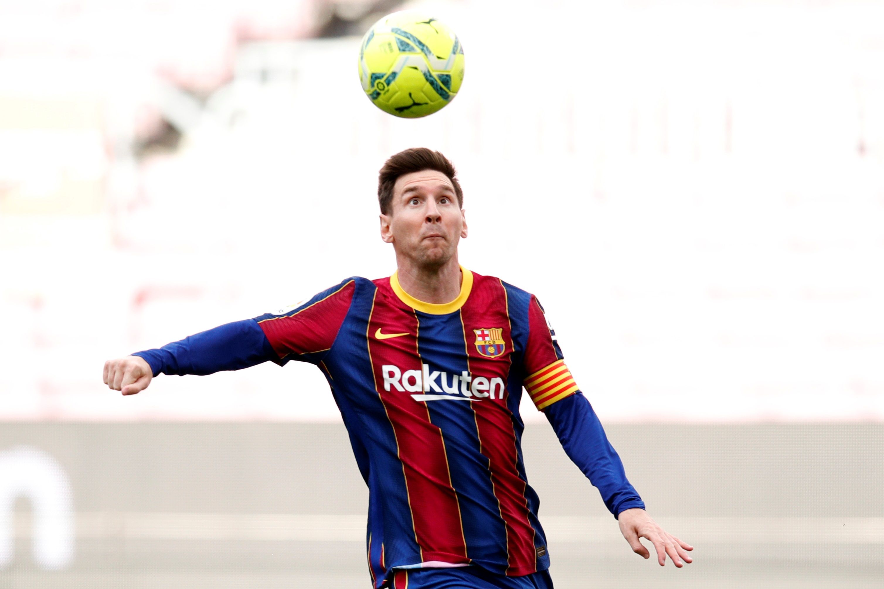 Hasta ahora es incierto el futuro de Leo Messi para seguir en el FC Barcelona debido a las restricciones económicas que impone Fifa y LaLiga a cada equipo. Foto Prensa Libre: EFE.