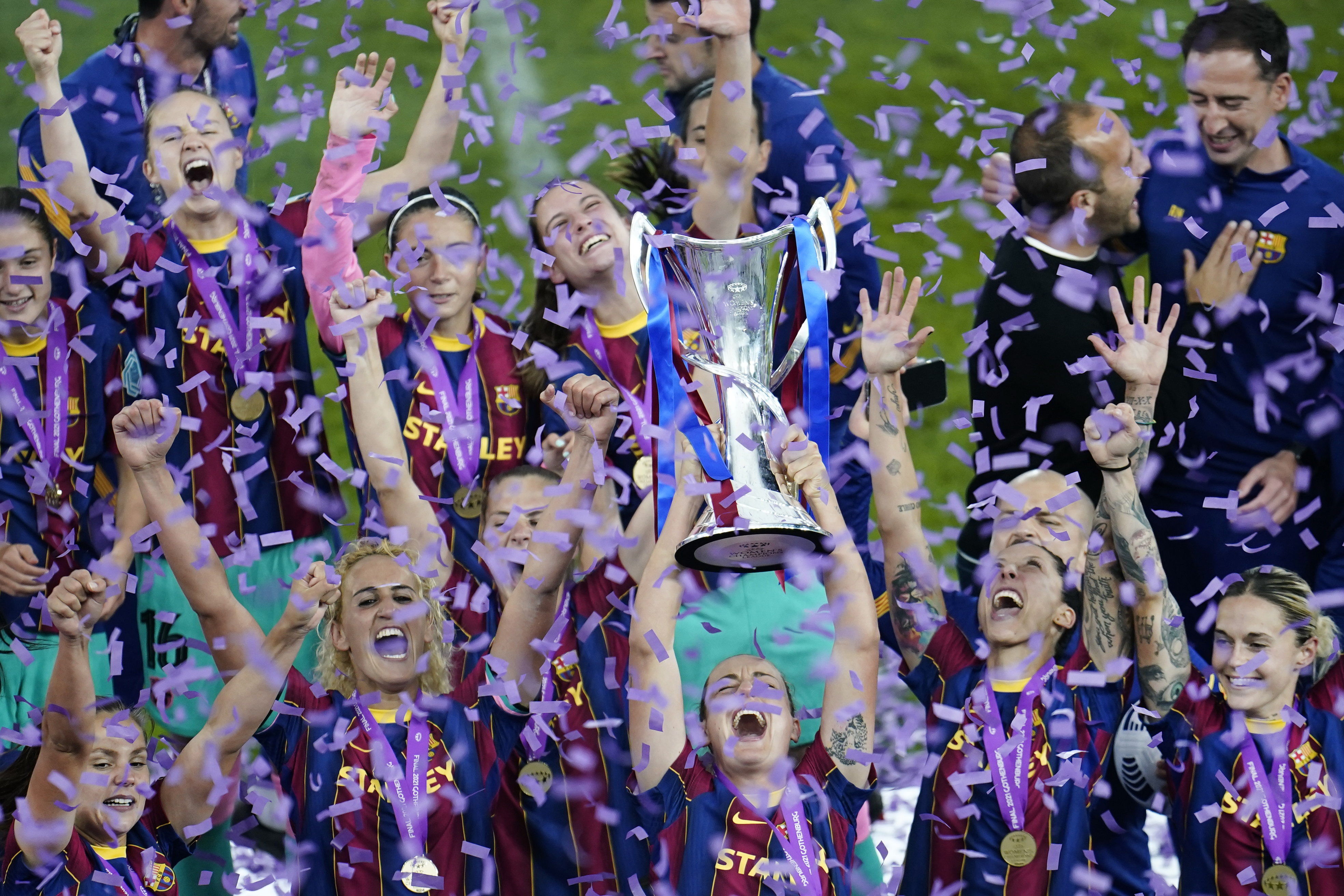 Las jugadoras del Barcelona festejan con el trofeo de campeones de la Liga de Campeones de Europa. (Foto Prensa Libre: EFE).