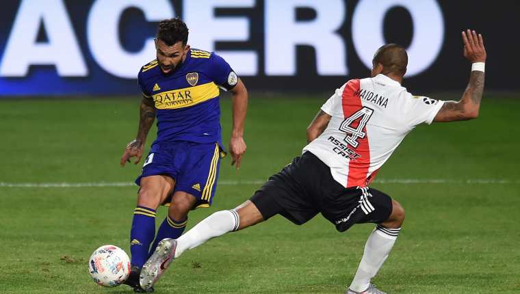 Carlos Tevez de Boca en una jugada con Jonatan Maidana de River durante un partido en el campeonato argentino. Foto Prensa Libre: EFE.