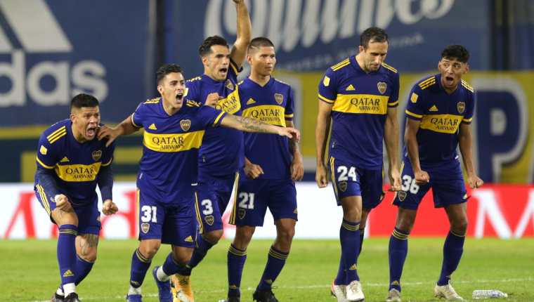 Los jugadores de  Boca Juniors celebran la victoria contra River Plate, en el juego disputado en La Bombonera.
(Foto Prensa Libre: EFE).