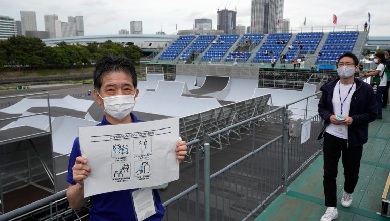 Tokyo (Japan), 17/05/2021.- An escort staff shows manners to prevent the COVID-19 during the Cycling BMX Free Style of Tokyo 2020 Olympics test event at Ariake Urban Sports Park in Tokyo, Japan, 17 May 2021. (Ciclismo, Japón, Tokio) EFE/EPA/KIMIMASA MAYAMA
