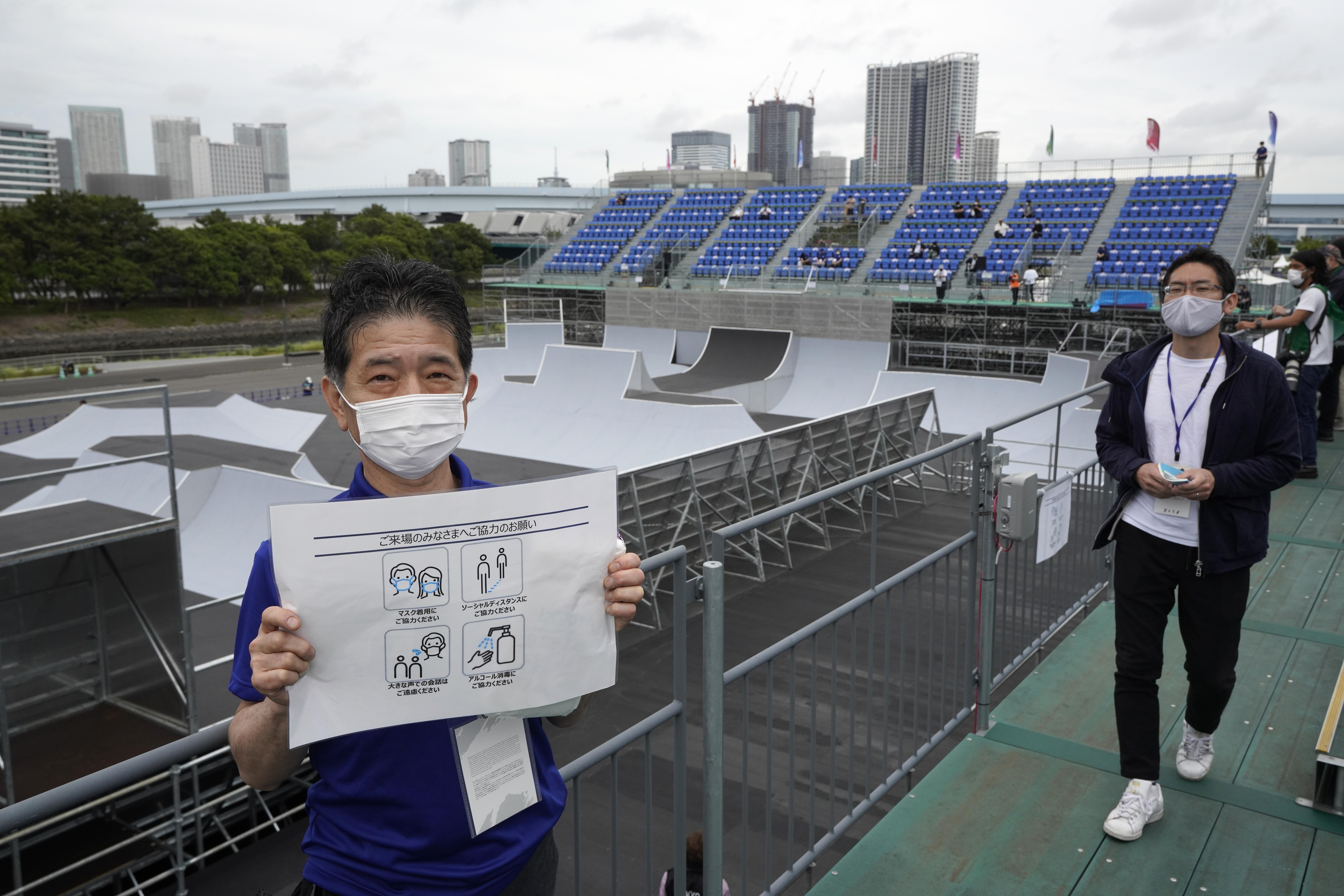 Un escolta muestra los modales para prevenir el Covid-19 durante el evento de prueba de ciclismo de BMX antes de los Juegos Olímpicos de Tokio. Foto Prensa Libre: EFE