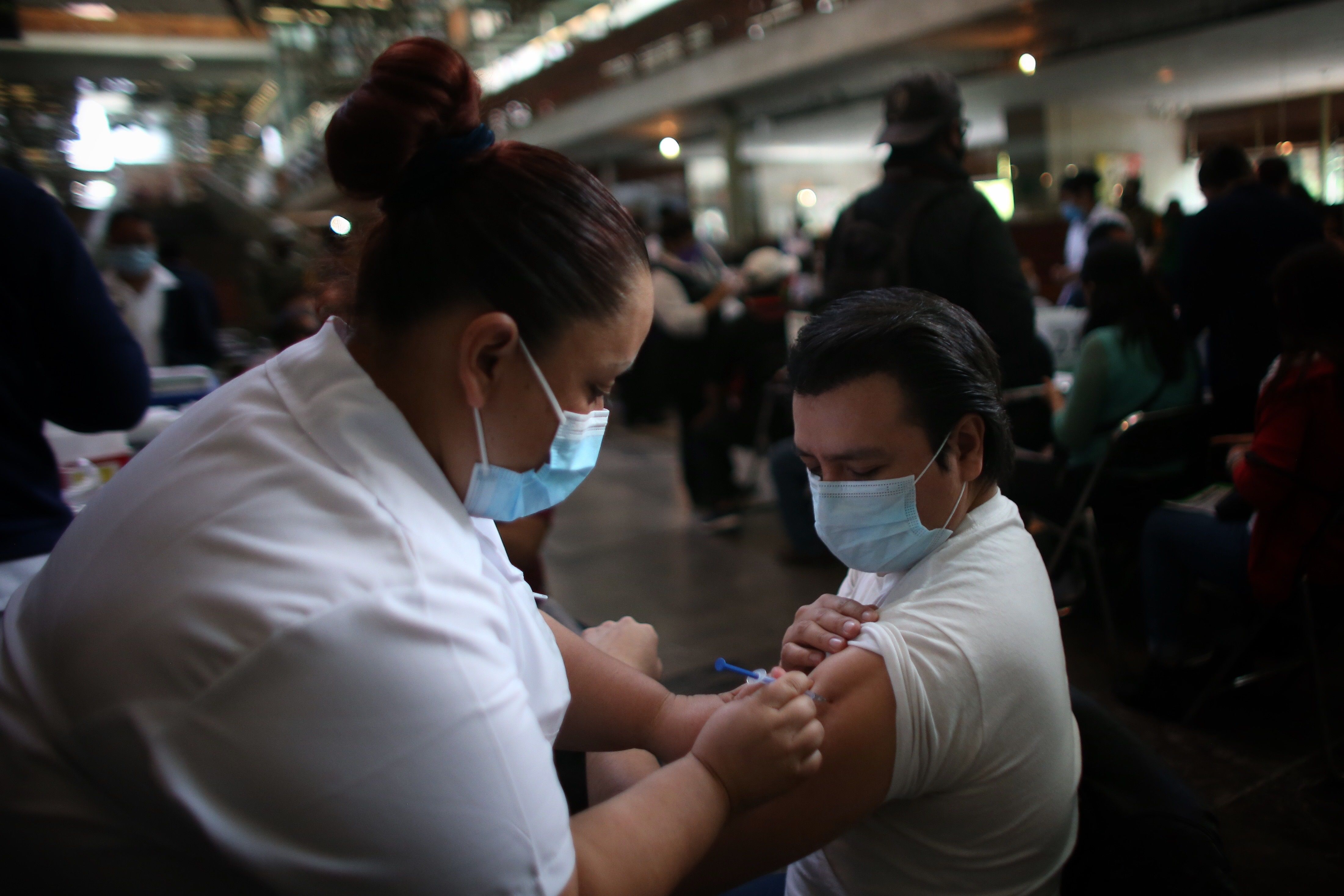 Una trabajadora de Salud vacuna un profesor durante una jornada de vacunación masiva contra el covid-19, en la Biblioteca Vasconcelos de Ciudad de México, México. (Foto Prensa Libre: EFE)