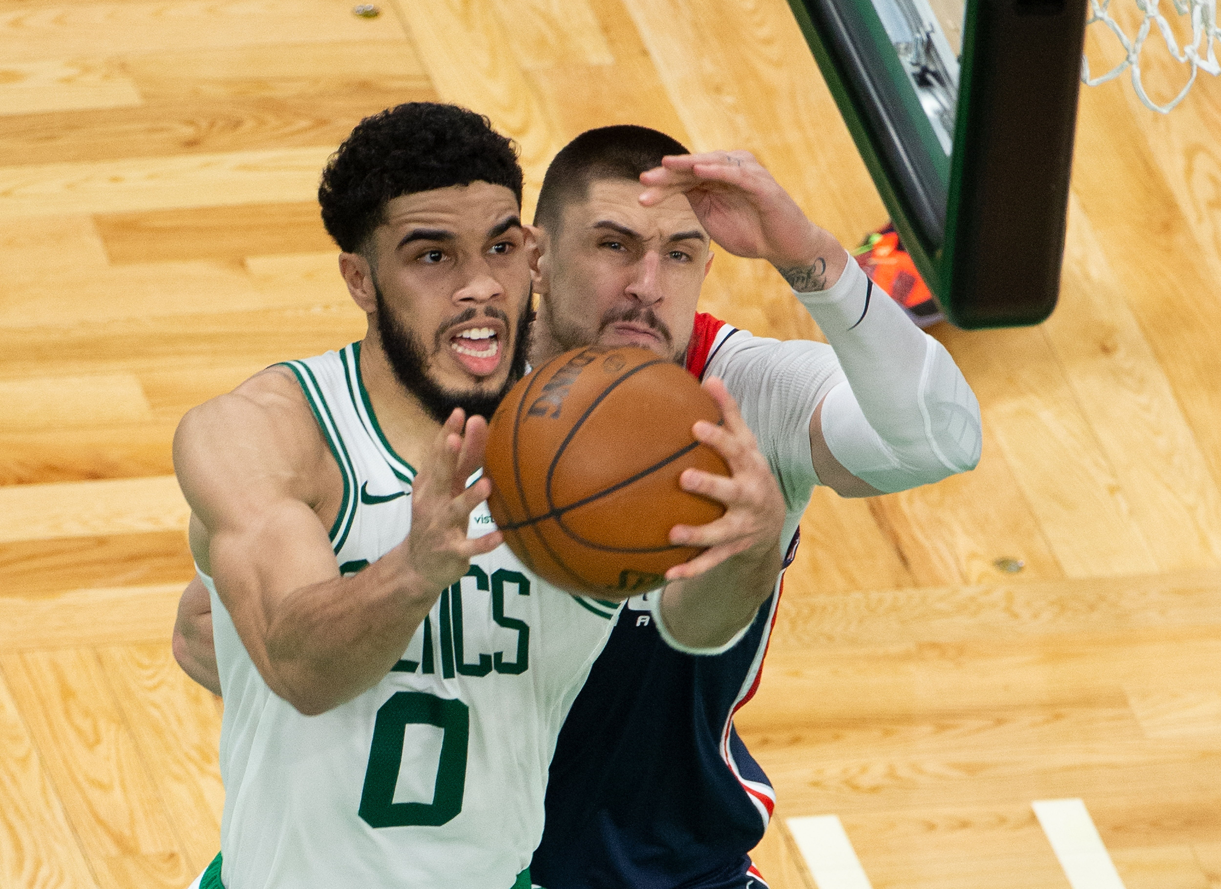 Jayson Tatum de los Celtics defiende el balón ante Alex Len de los Wizards. Foto Prensa Libre: EFE