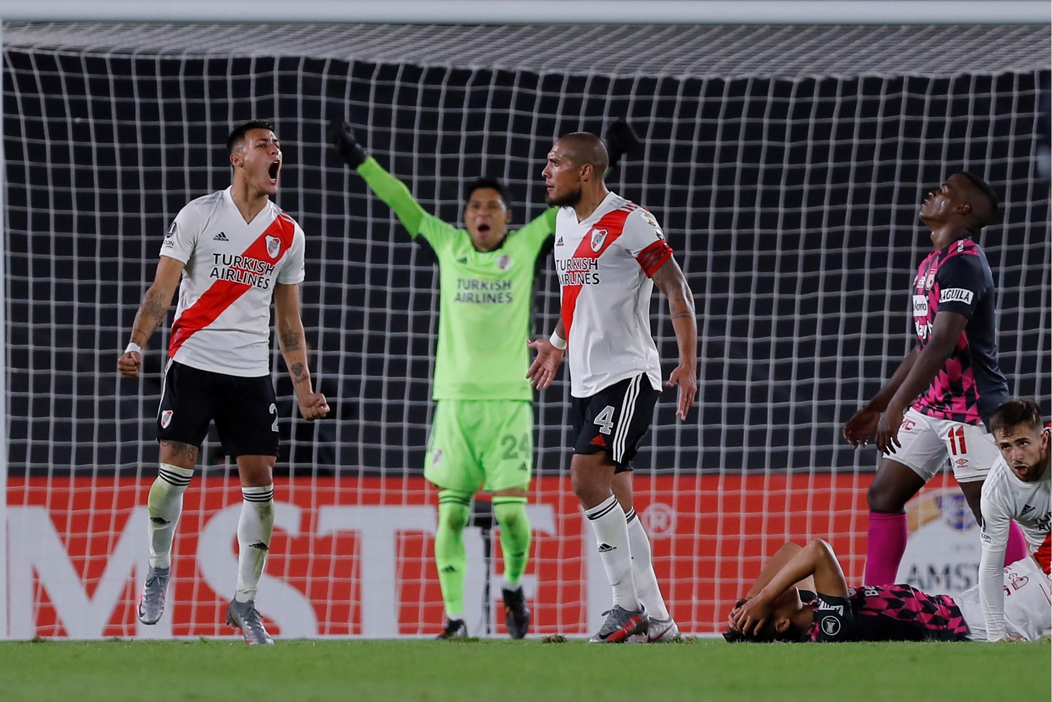 Jugadores de River celebran la victoria en Copa Libertadores ante el Santa Fe de Colombia. Foto Prensa Libre: EFE. 