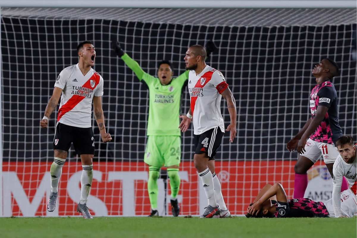 Un heroico River Plate, con Enzo Pérez de portero, gana 2-1 a Santa Fe en la Libertadores