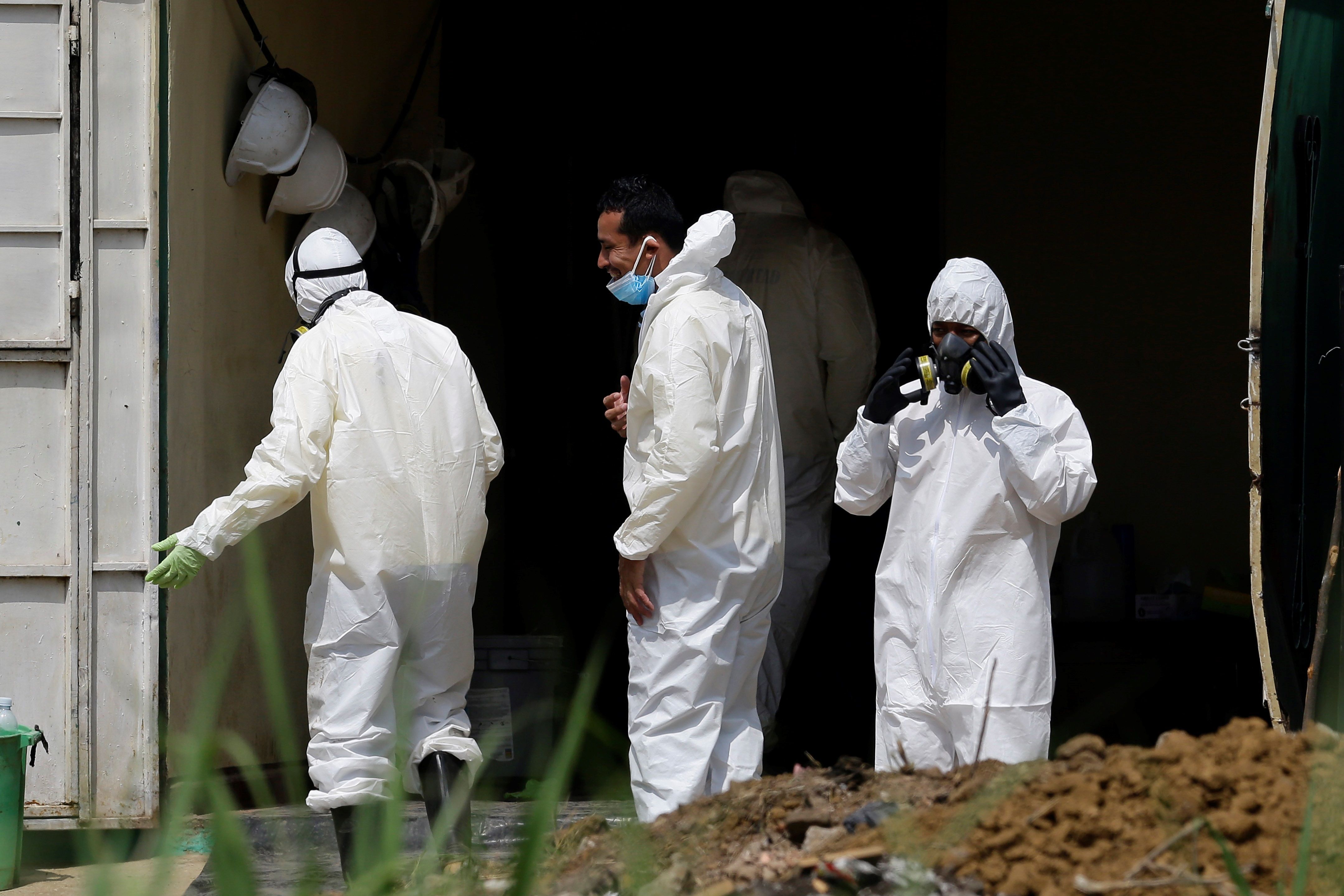 ES4001.CHALCHUAPA (EL SALVADOR) 20/05/2021- Científicos forenses, miembros de la Fiscalía General de la República y policías trabajan este jueves, en la búsqueda de restos humanos en la casa del expolicía Hugo Ernesto Osorio, principal sospechoso del homicidio de aproximadamente 14 personas en Chalchuapa (El Salvador). EFE/Rodrigo Sura