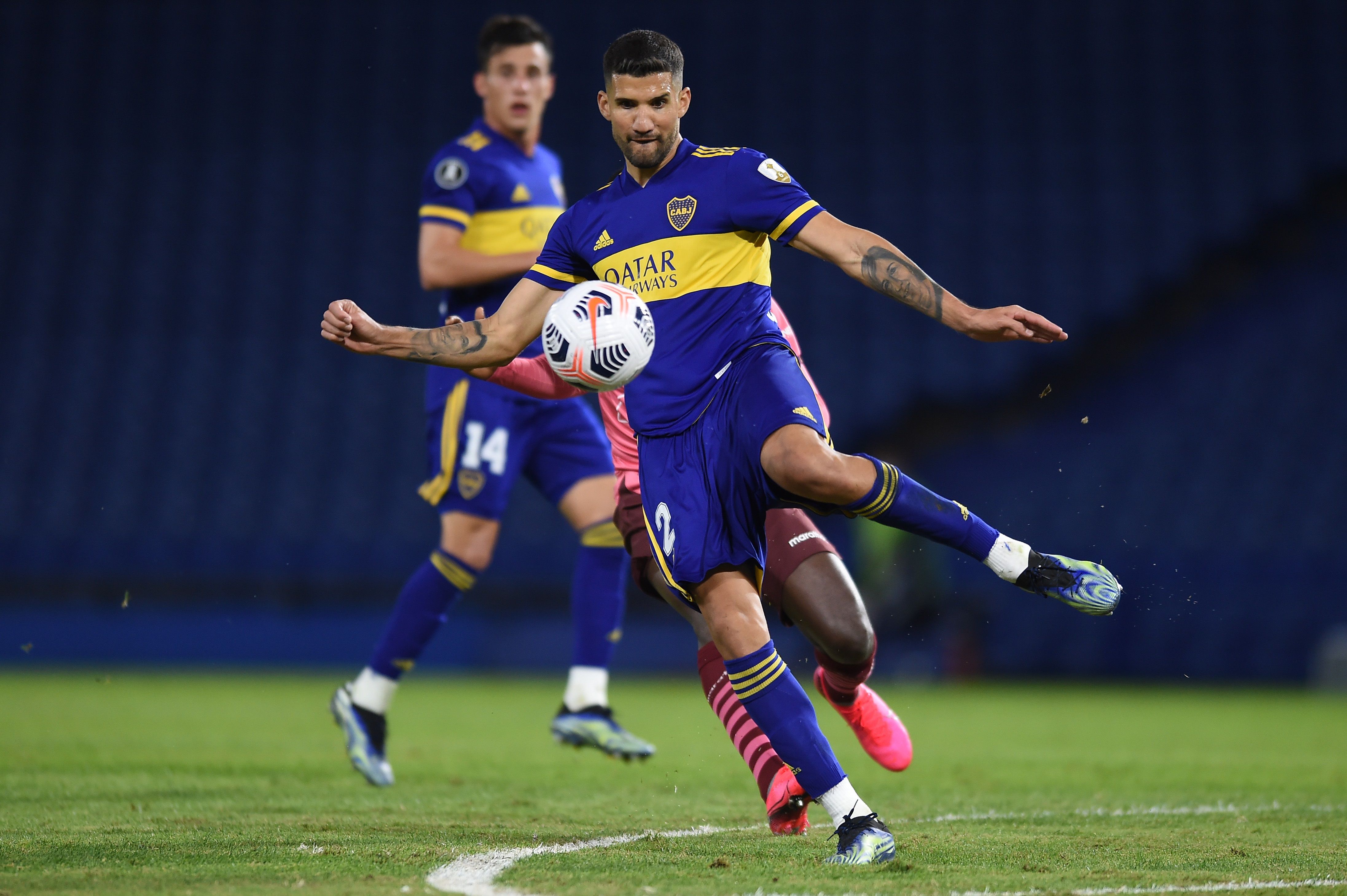 AMDEP3097. BUENOS AIRES (ARGENTINA), 20/05/2021.- Lisandro López de Boca patea un balón hoy, en un partido de la Copa Libertadores entre Boca Juniors y Barcelona SC en el estadio La Bombonera en Buenos Aires (Argentina). EFE/Marcelo Endelli POOL