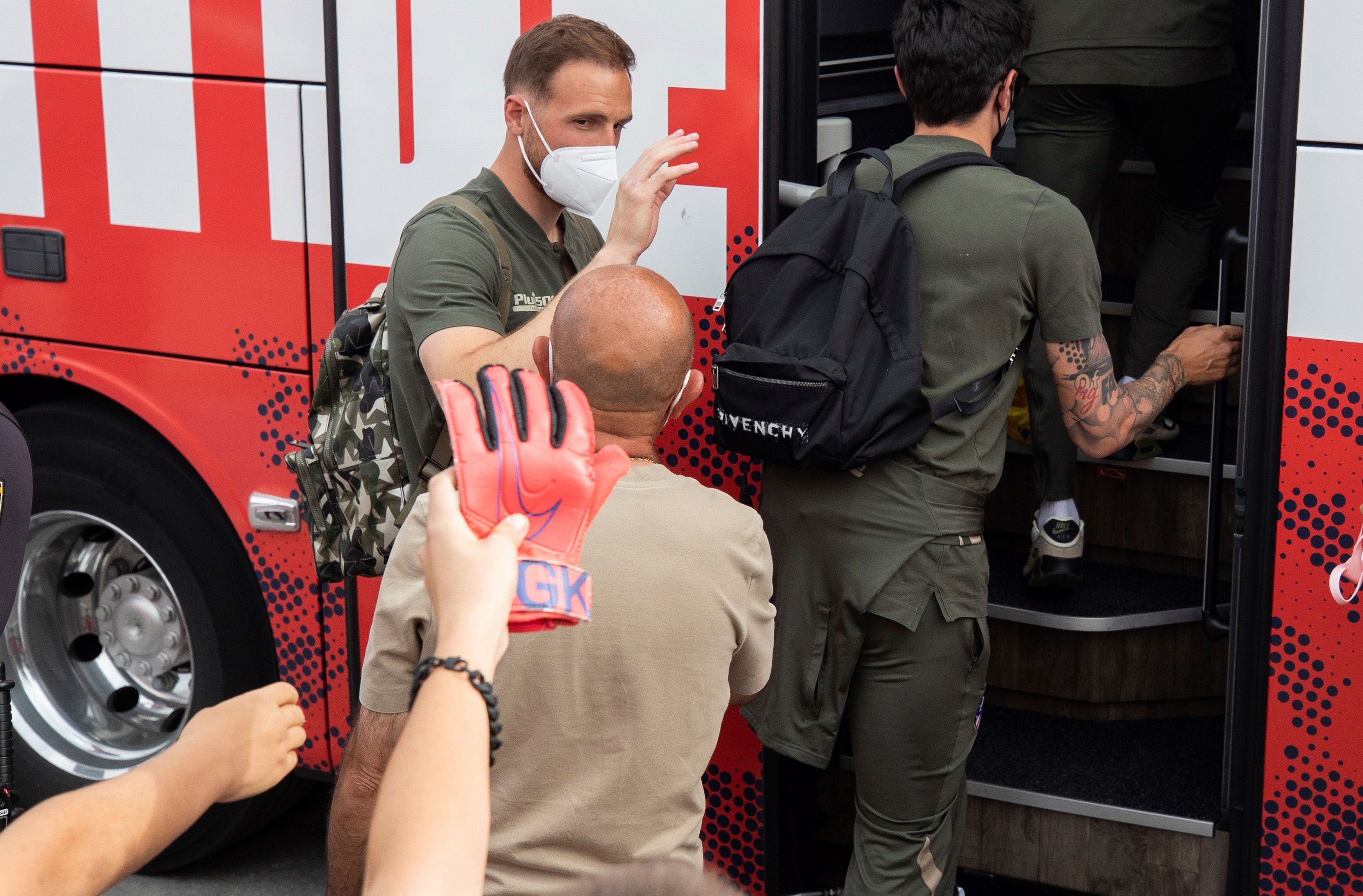 Madrid. 21/05/2021. El portero esloveno del Atlético de Madrid Jan Oblak (i) saluda a su salida hoy viernes de la Ciudad Deportiva Wanda en Majadahonda, desde donde viajaran hacia Valladolid para disputar mañana sábado el último encuentro de liga frente al equipo vallisoletanos. EFE/Rodrigo Jiménez