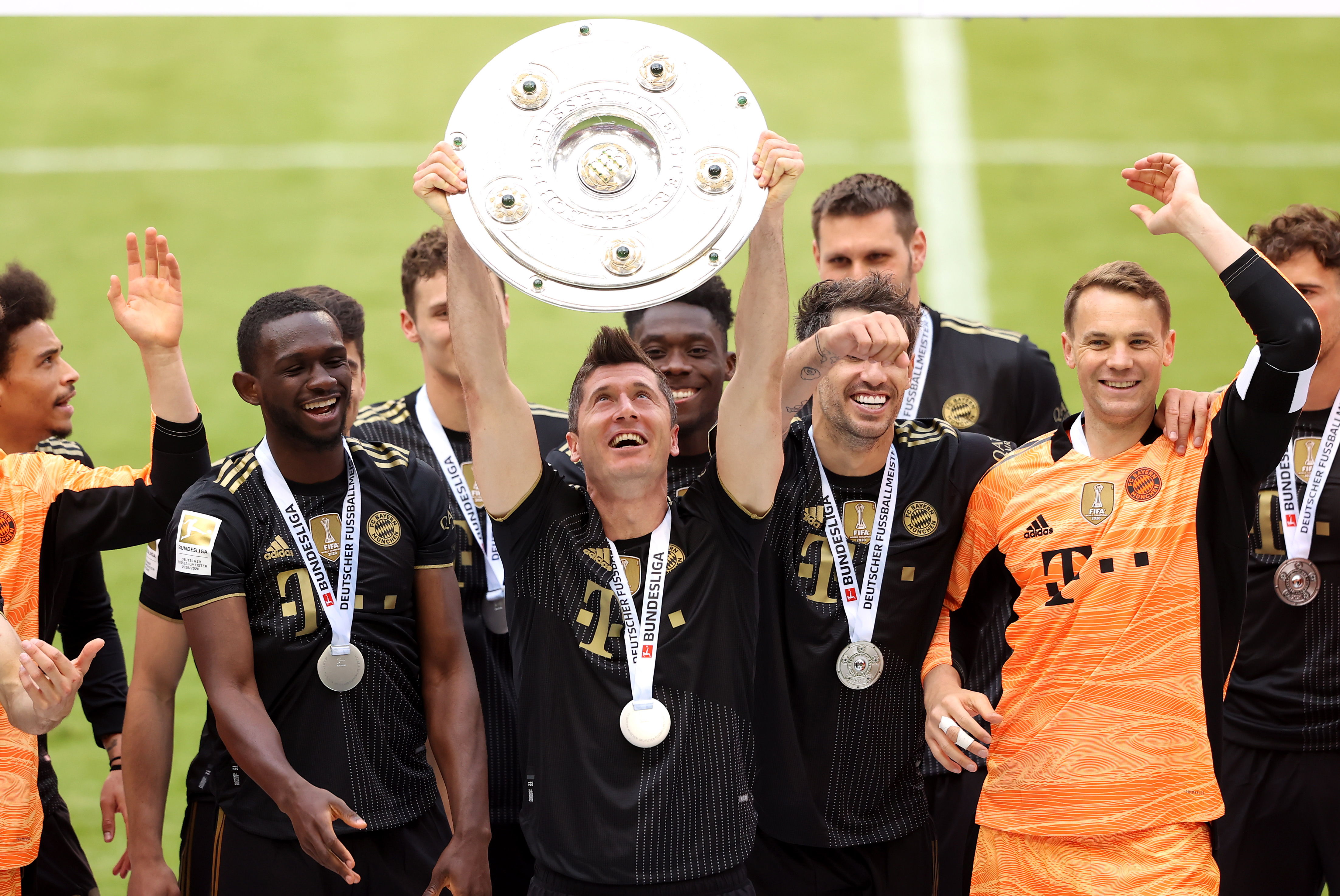 Robert Lewandowski  levanta el plato de campeón del futbol de Alemania. (Foto Prensa Libre: EFE).