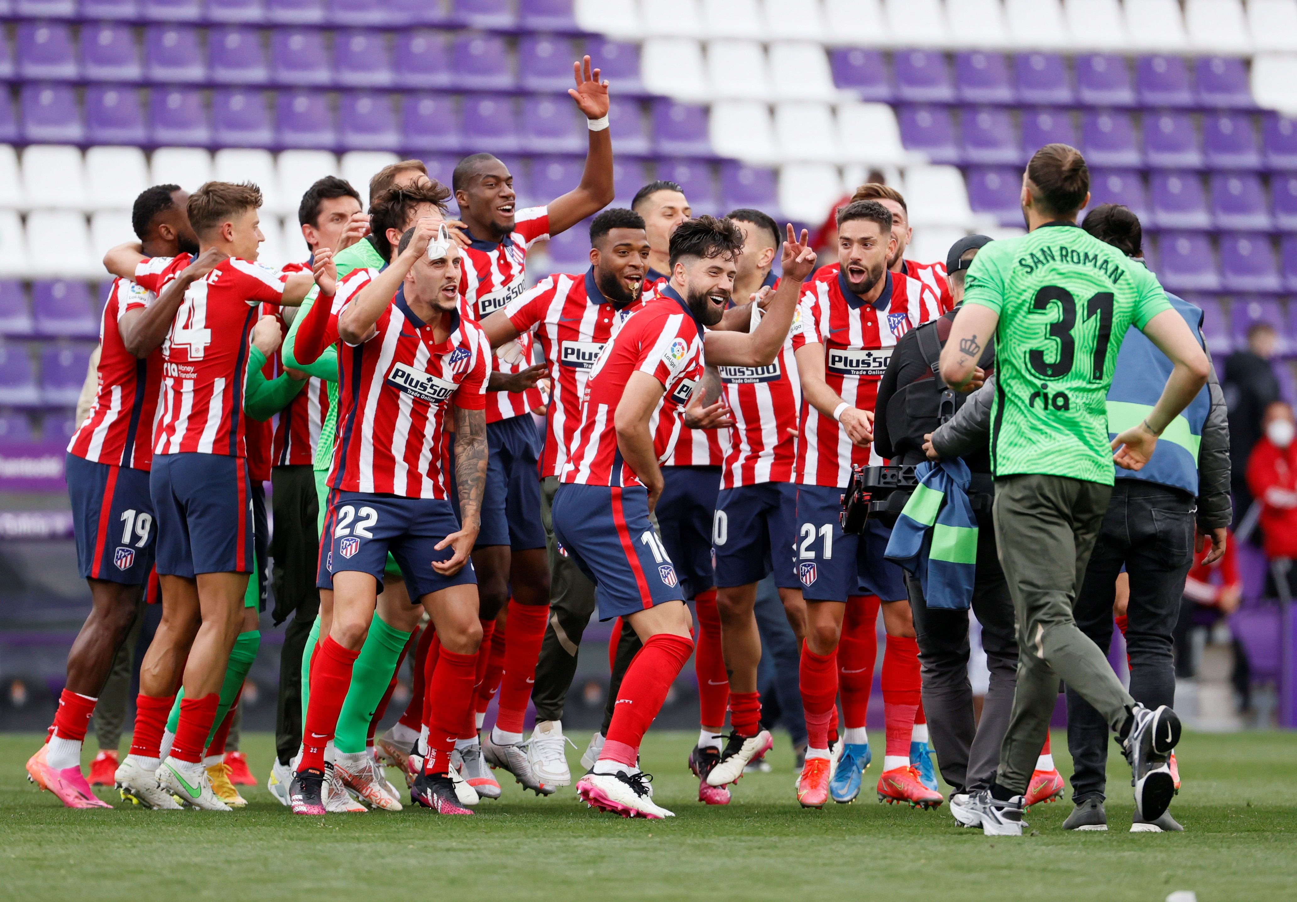 Los jugadores del Atlético de Madrid celebran el título de Liga tras ganar al Real Valladolid por 1-2 en el último partido de LaLiga. (Foto Prensa Libre: EFE=. 