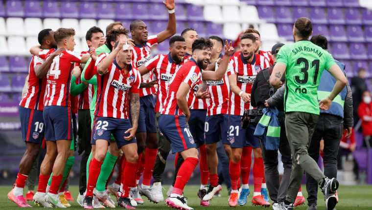 Los jugadores del Atlético de Madrid celebran el título de Liga tras ganar al Real Valladolid por 1-2 en el último partido de LaLiga. (Foto Prensa Libre: EFE=. 