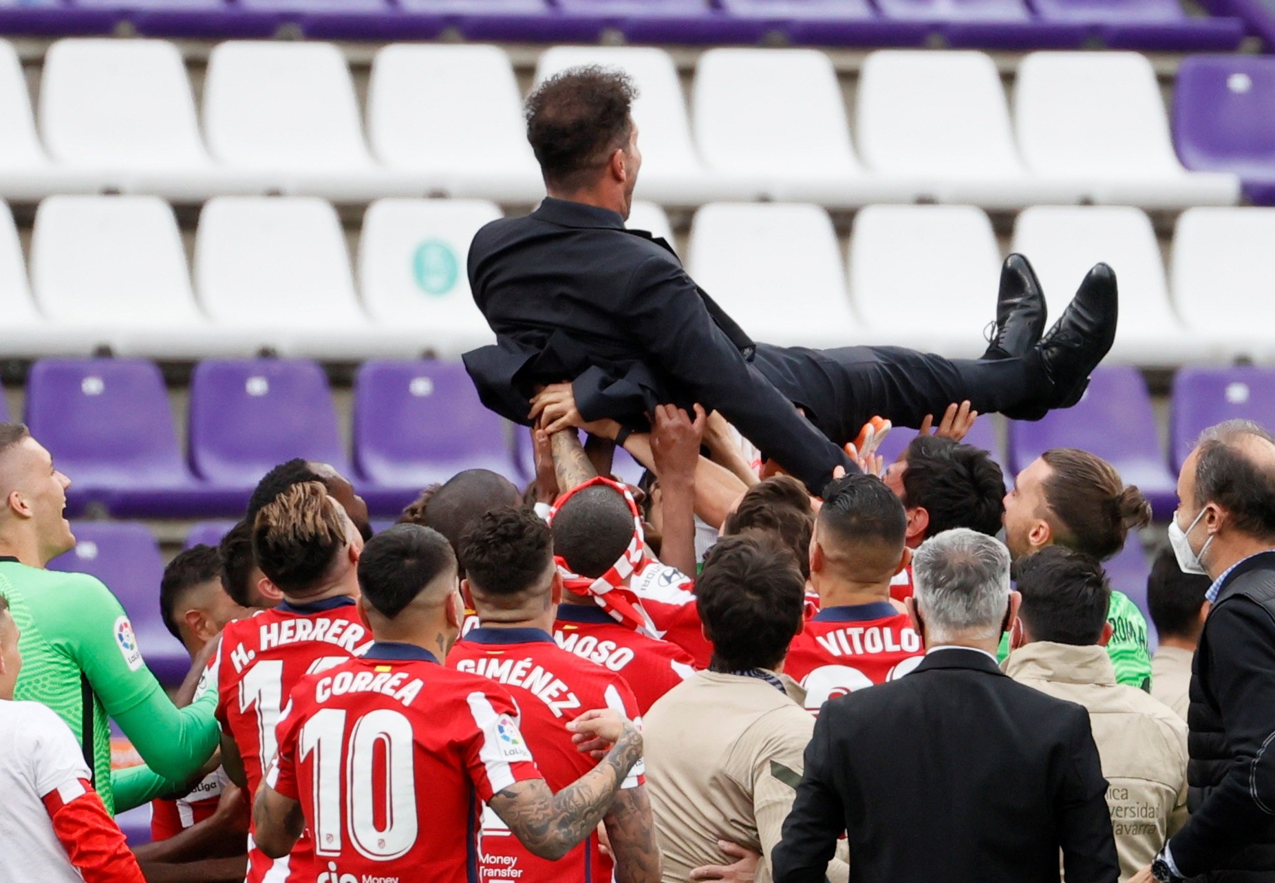 Los jugadores del Atlético de Madrid mantean a su entrenador Diego Simeone al conseguir el título de Liga tras ganar al Real Valladolid. (Foto Prensa Libre: EFE).