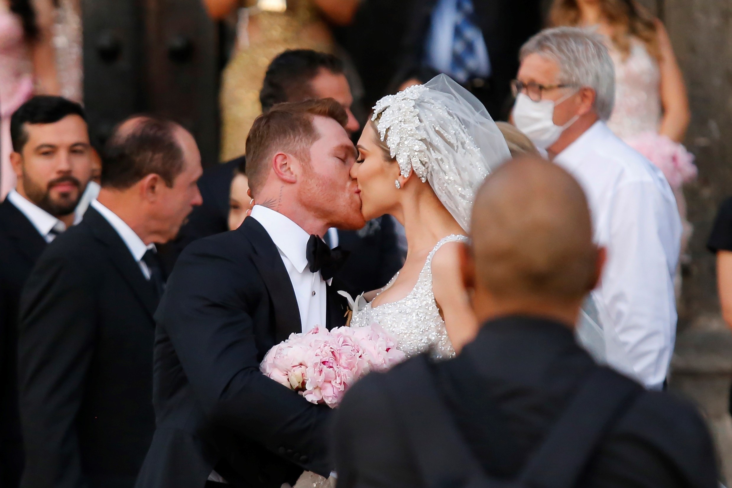 El campeón mundial de peso supermedio de la Asociación Mundial de Boxeo (AMB) y del Consejo Mundial de Boxeo (CMB) Saul "Canelo" Álvarez y su esposa Fernanda Gómez, se besan  al salir de su boda en la catedral de Guadalajara, estado de Jalisco (México).  (Foto Prensa Libre: EFE/Francisco Guasco)