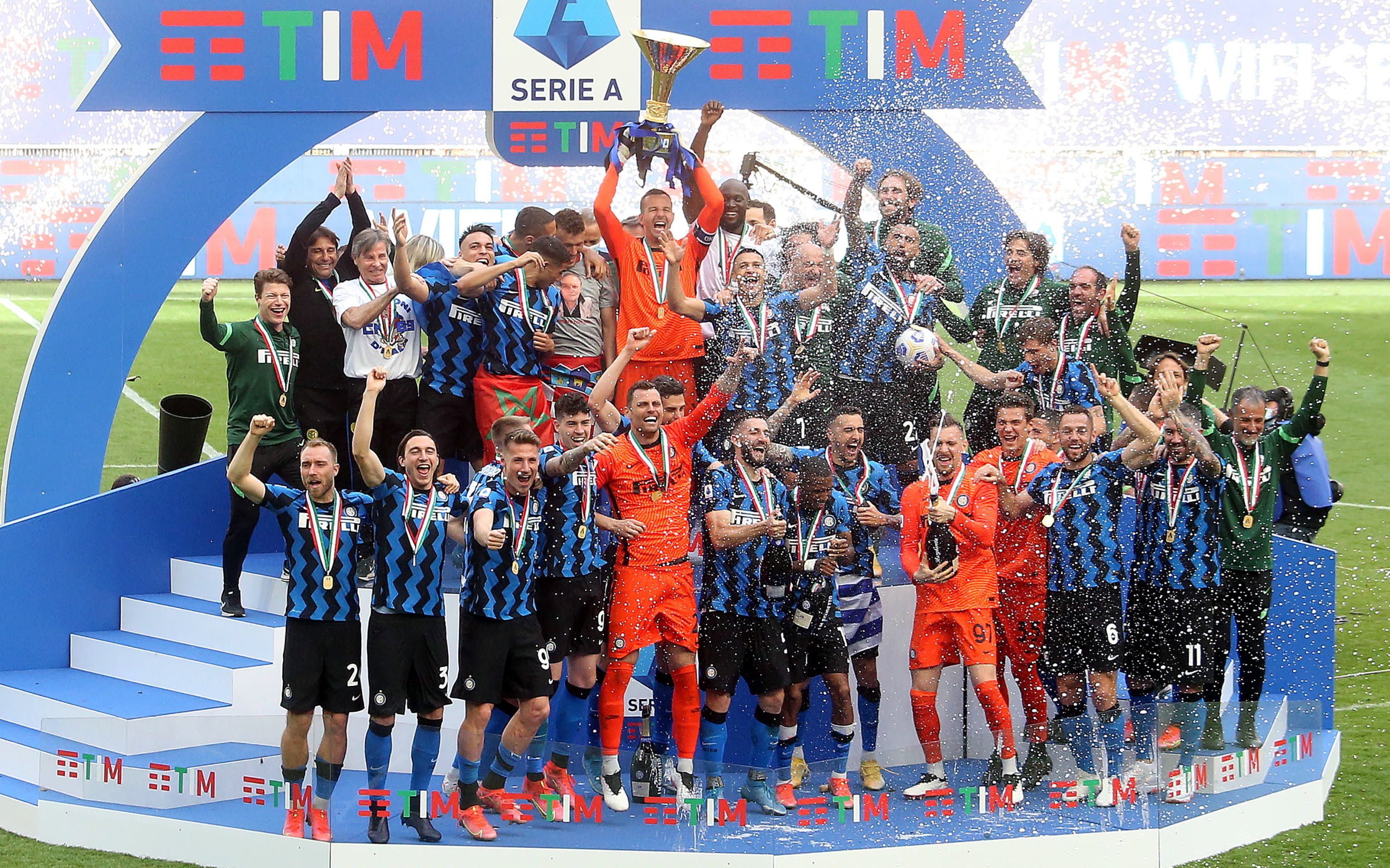 Milan (Italy), 23/05/2021.- Fc Inter players celebrate with the Italian Championship trophy after the Italian Serie A soccer match between FC Inter and Udinese at Giuseppe Meazza stadium in Milan, Italy, 23 May 2021. (Italia) EFE/EPA/MATTEO BAZZI