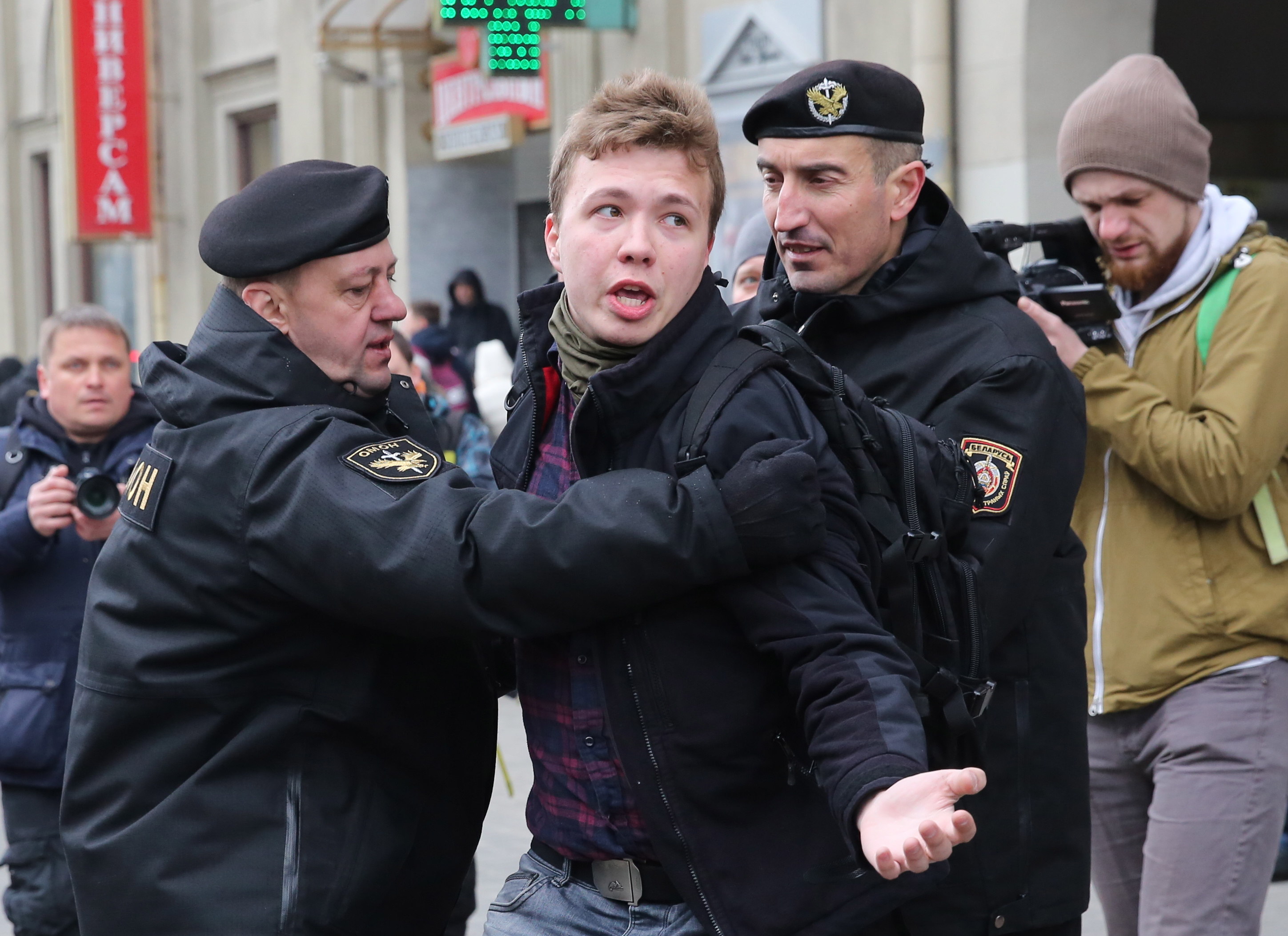 Agentes de policía detienen a un periodista Roman Protasevich que intenta cubrir un mitin en Minsk, Bielorrusia, 26 de marzo de 2017. Foto Prensa Libre: Archivo EFE. 