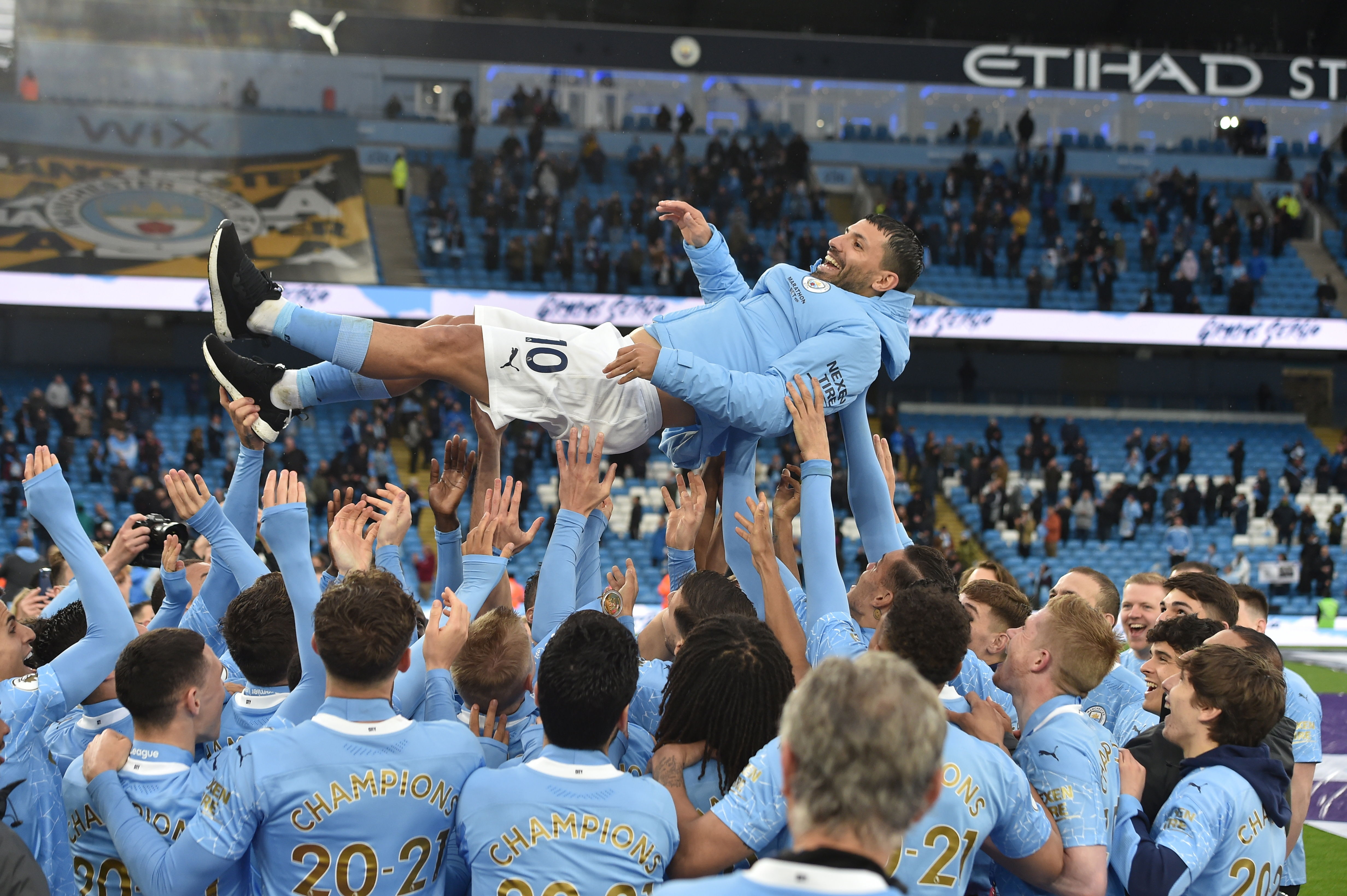 Sergio Aguero, del Manchester City, es levantado por sus compañeros en el final de la Premier League. El argentino jugó su último partido en casa. (Foto Prensa Libre: EFE).