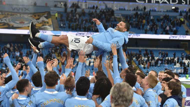 Sergio Aguero, del Manchester City, es levantado por sus compañeros en el final de la Premier League. El argentino jugó su último partido en casa. (Foto Prensa Libre: EFE).