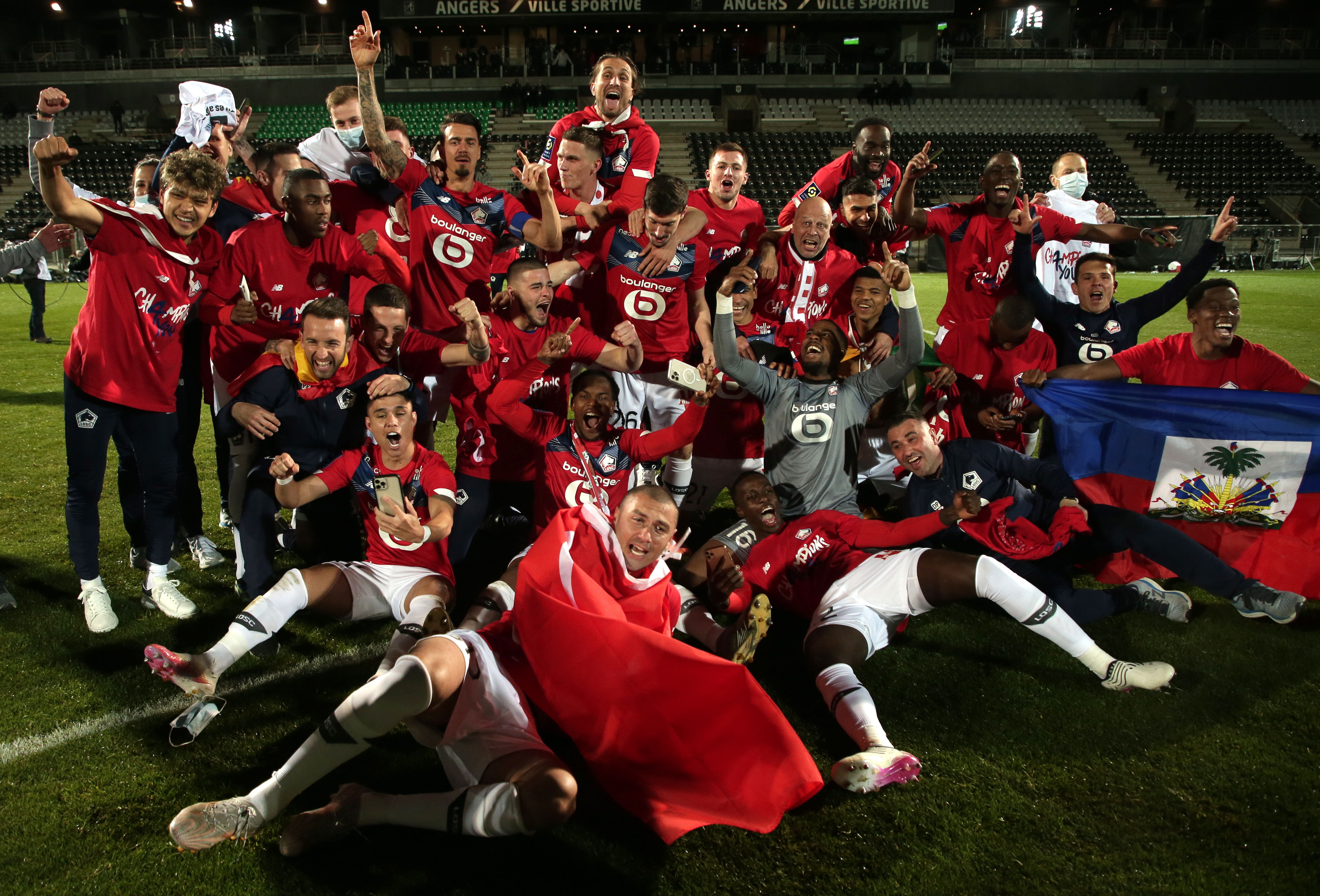 Los jugadores del  Lille celebrann después de ganar la Liga francesa. (Foto Prensa Libre: EFE).