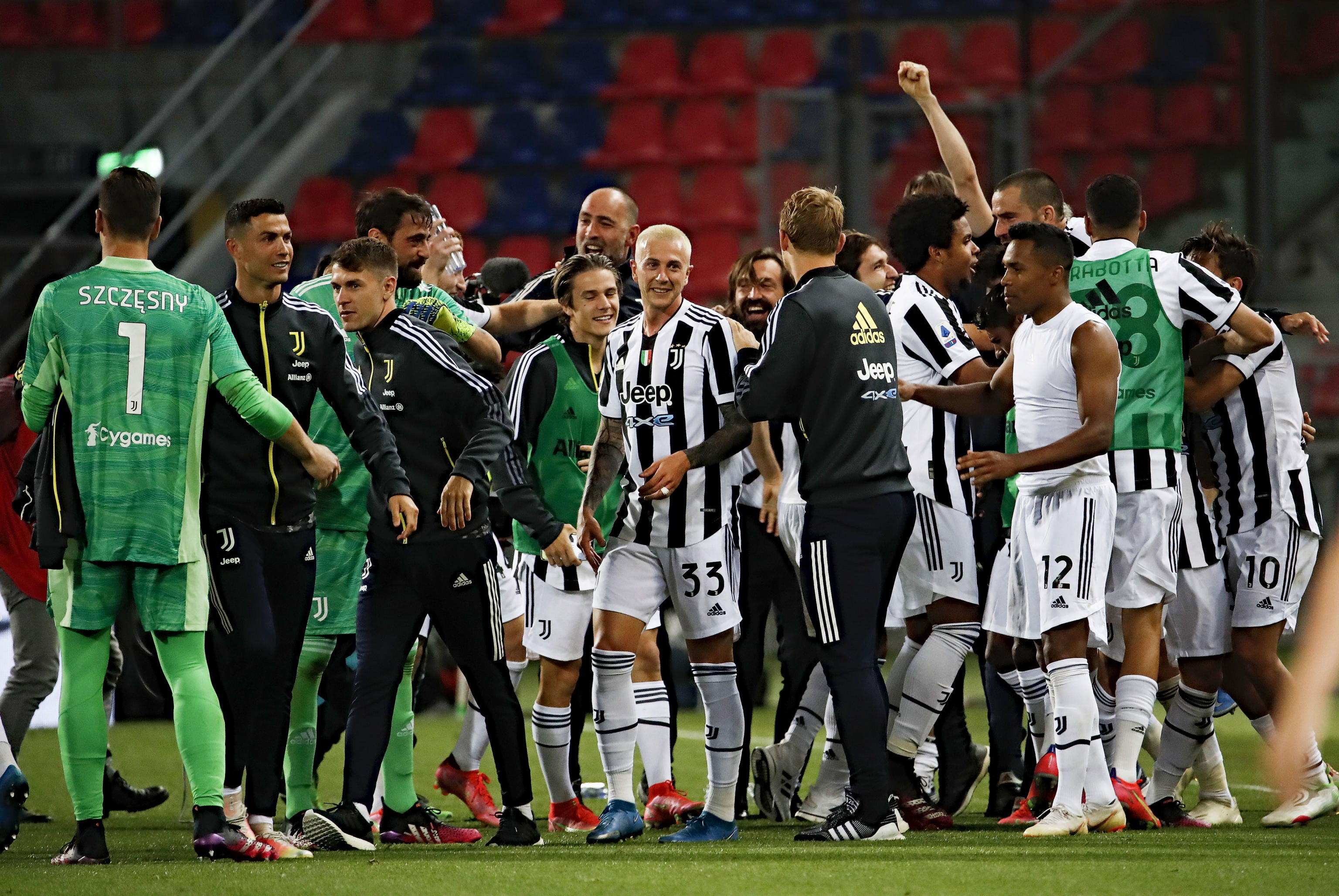 Los jugadores de la Juventus festejan el triunfo y la clasificación a la Liga de Campeones de Europa. (Foto Prensa Libre: EFE).