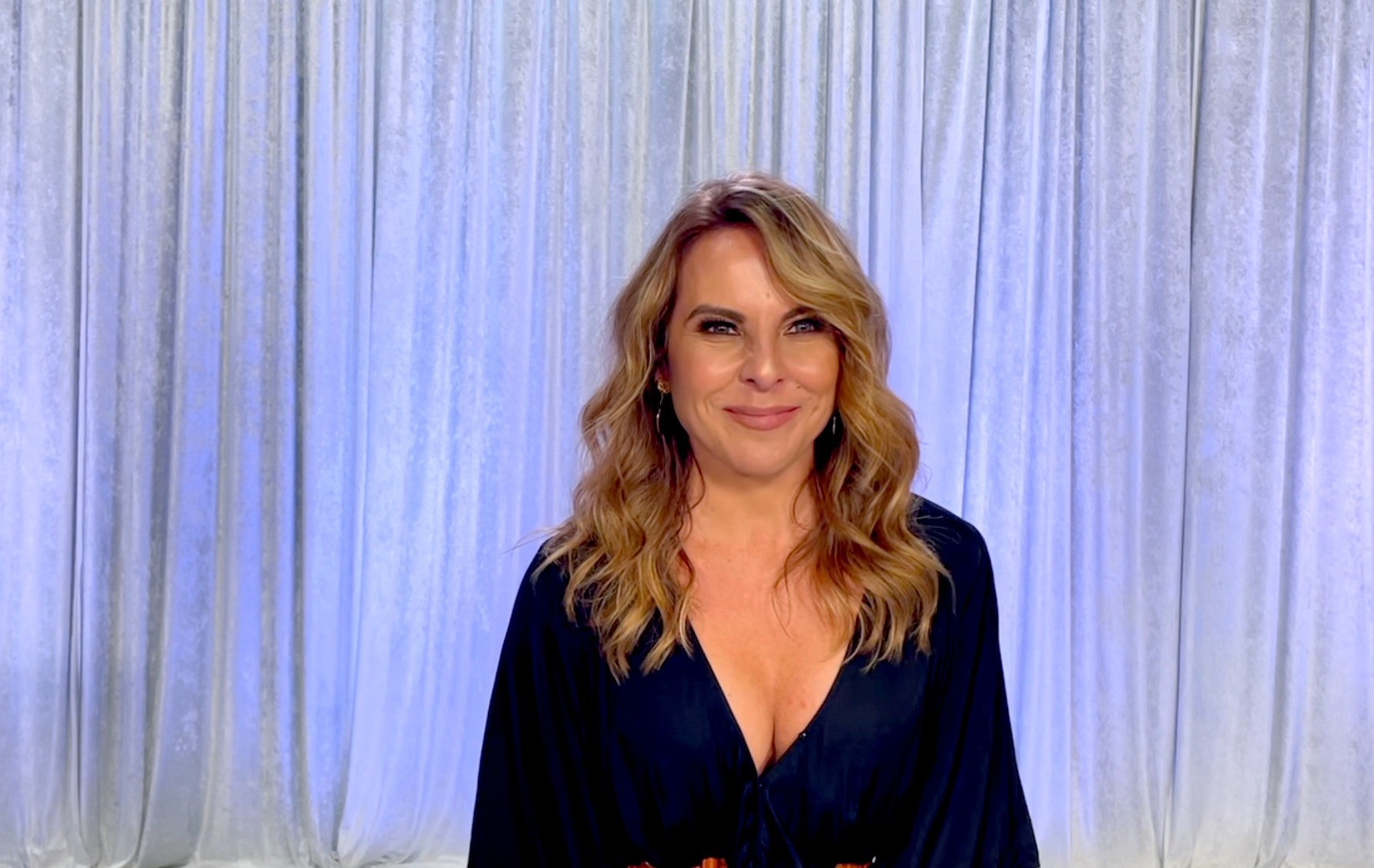 USA9923. MIAMI (FL, EEUU), 24/05/2021.- La actriz, productora y empresaria mexicana, Kate del Castillo, posa para Efe el 23 de abril en los estudios de Telemundo Center en Miami, Florida. La tercera temporada de "La reina del Sur" comienza a grabarse esta semana con la participación de Arturo Pérez-Reverte en el guión y toques de espionaje e intriga política, reveló en entrevista exclusiva con Efe su protagonista, Kate del Castillo. EFE/Alicia Civita