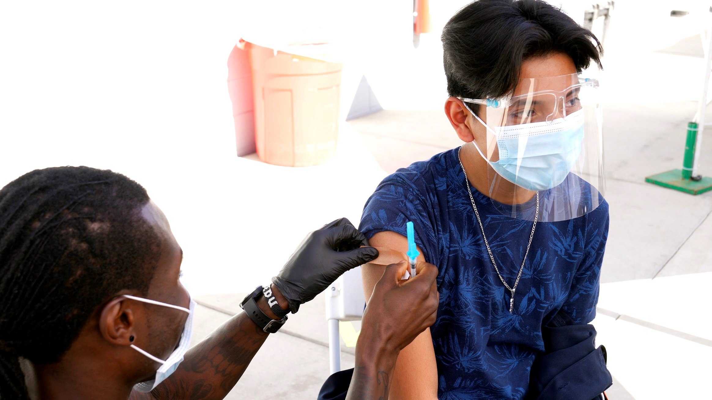 USA9937. SAN DIEGO (CA, EEUU), 25/05/2021.- Fotografía cedida por la Universidad de California en San Diego (UCSD) donde aparece una persona mientras vacuna a un joven trabajador de plantas maquiladoras del estado mexicano de Baja California en el puerto de entrada de San Ysidro en la frontera de San Diego (California) y Tijuana (México). Una coalición de empresas estadounidenses patrocina desde este martes una campaña de vacunación a 10.000 trabajadores de plantas maquiladoras del estado mexicano de Baja California. EFE/UCSD /SOLO USO EDITORIAL /NO VENTAS /MÁXIMA CALIDAD DISPONIBLE