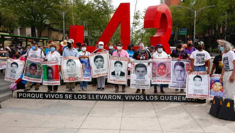 En 2014, la noticia de la desaparición de 43 estudiantes desaparecidos en Ayotzninapa, Guerrero, estremeció a México. (Foto Prensa Libre: Hemeroteca PL)