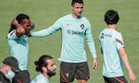 Oeiras (Portugal), 27/05/2021.- Cristiano Ronaldo (C), Renato Sanches (L) and Joao Felix (R) in action during the training session of the Portuguese national soccer team in Oeiras, outskirts of Lisbon, Portugal, 27 May 2021. (Lisboa) EFE/EPA/TIAGO PETINGA