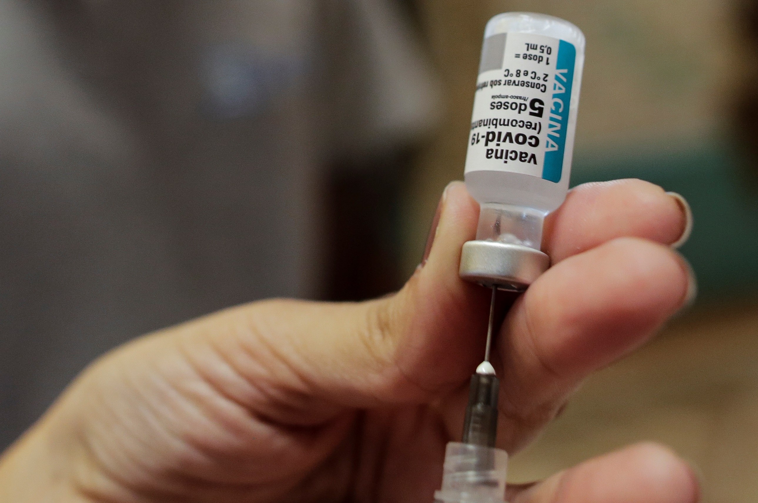 Una profesional de salud prepara una dosis de la vacuna AstraZeneca para inmunizar a un brasileño contra el Covid-19. (Foto Prensa Libre: EFE)