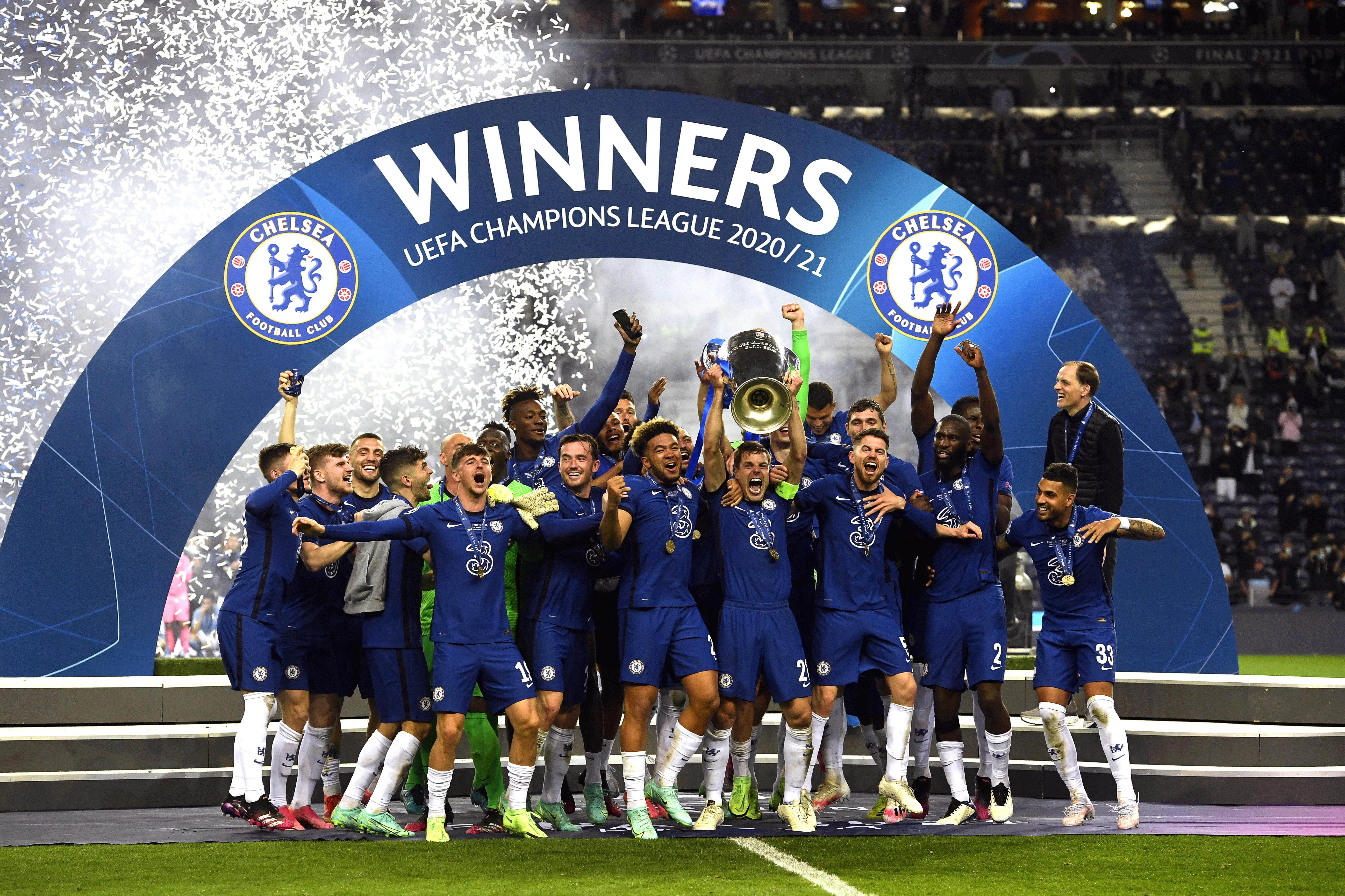 Porto (Portugal), 29/05/2021.- Players of Chelsea celebrate with the trophy after winning the UEFA Champions League final between Manchester City and Chelsea FC in Porto, Portugal, 29 May 2021. (Liga de Campeones) EFE/EPA/Pierre-Philippe Marcou / POOL
