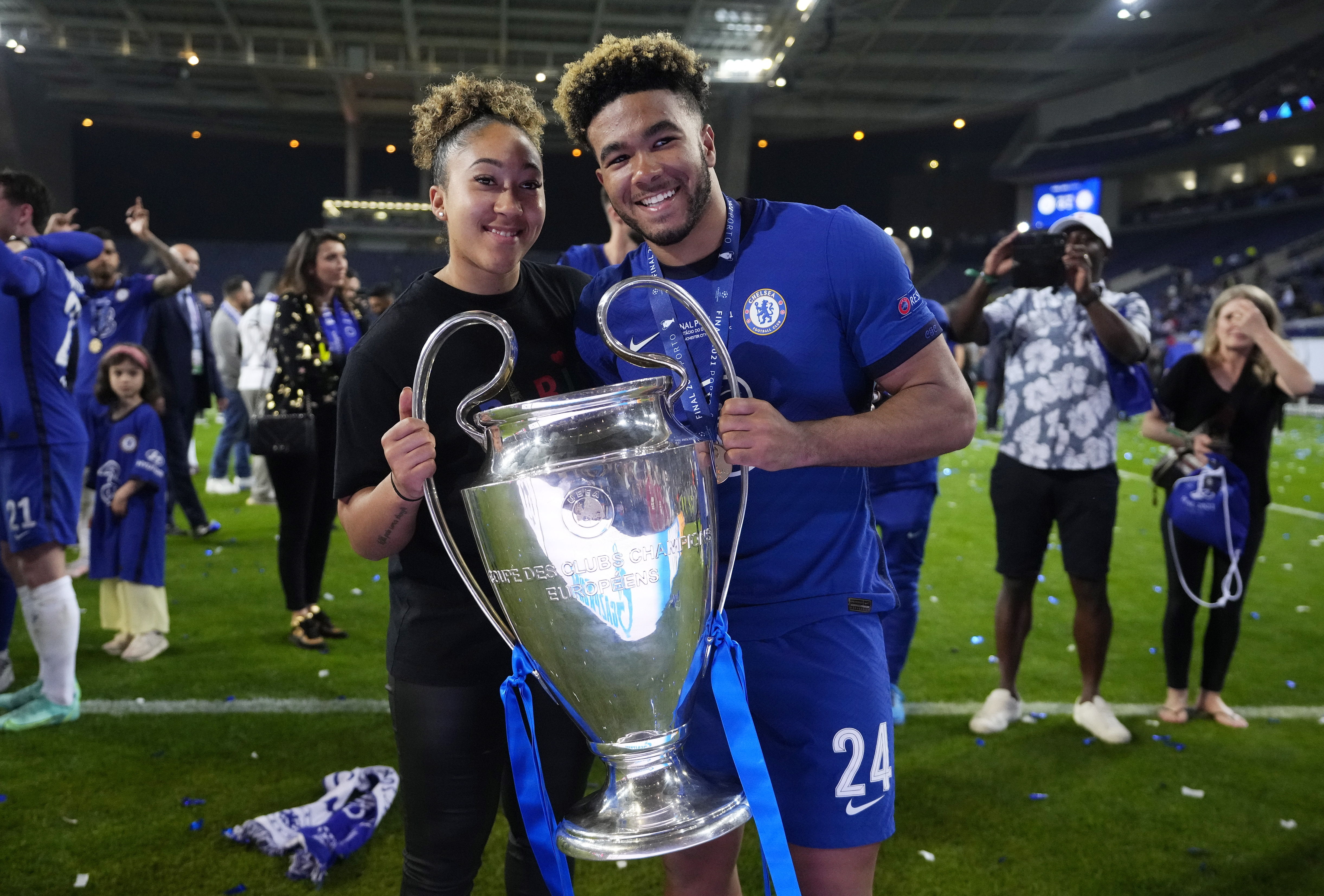 Porto (Portugal), 29/05/2021.- Reece James of Chelsea and his sister Lauren James poses with the trophy after Chelsea won the UEFA Champions League final between Manchester City and Chelsea FC in Porto, Portugal, 29 May 2021. (Liga de Campeones) EFE/EPA/Manu Fernandez / POOL / POOL
