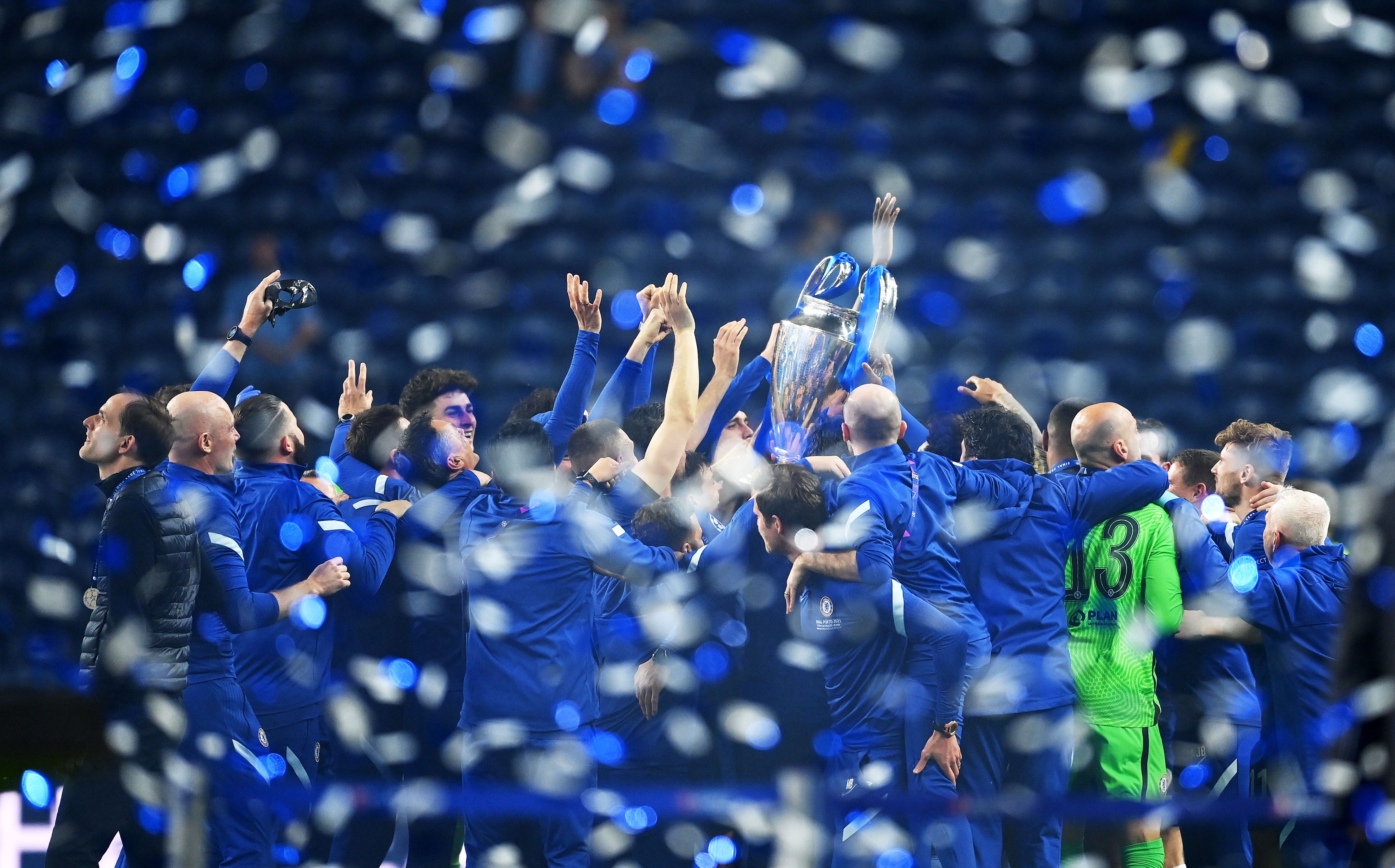Porto (Portugal), 29/05/2021.- Chelsea manager Thomas Tuchel (L) looks on as the team lift the trophy after winning the UEFA Champions League final between Manchester City and Chelsea FC in Porto, Portugal, 29 May 2021. (Liga de Campeones) EFE/EPA/David Ramos / POOL