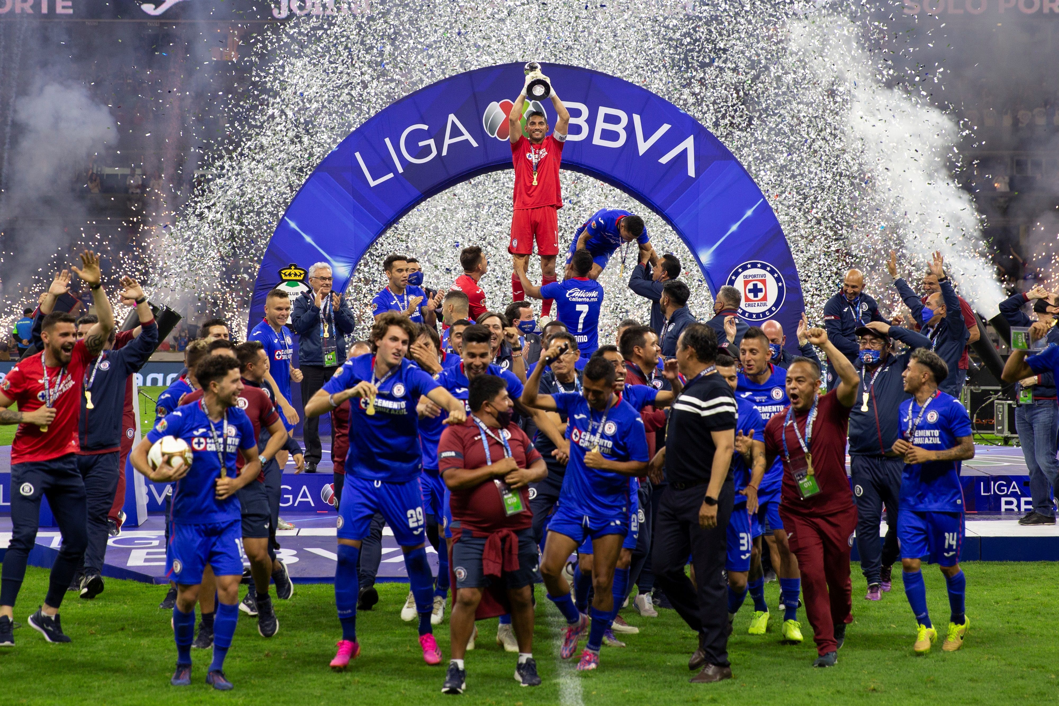 MEX3144. CIUDAD DE MÉXICO (MÉXICO), 30/05/2021.- Jugadores de Cruz Azul festejan con el trofeo de campeones, la obtención del título de liga, al termino del juego de vuelta de la final del torneo Clausura 2021 del fútbol mexicano en el estadio Azteca, en Ciudad de México (México). EFE/Carlos Ramírez