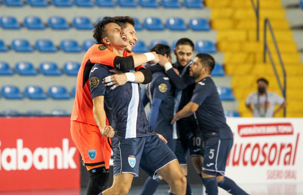 Roberto Alvarado, de azul, anotó un doblete en tiempo regular, y un penal, que le dieron la clasificación a Guatemala al Mundial de Fustal de Lituania 2021. Foto Prensa Libre: Fedefut. 