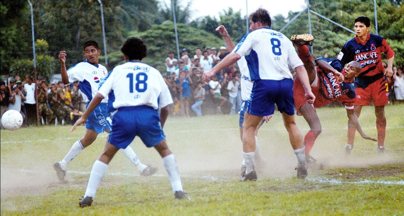 Acción durante el juego entre Municipal y Santa Lucía, en el estadio Ricardo Muñoz Gálvez, en el Clausura 2001. (Foto Prensa Libre: Hemeroteca PL)