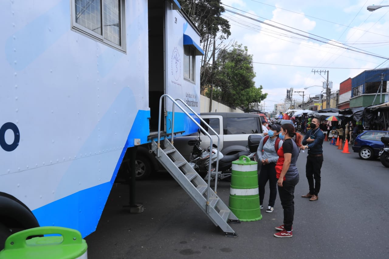 El Laboratorio Móvil de la zona 11 de la capital reporta escases de pruebas de coronavirus. (Foto Prensa Libre: Juan Diego González)