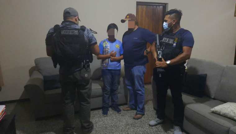 El niño de 11 años que había sido secuestrado por sujetos armados fue liberado por el Comando Antisecuestros. (Foto Prensa Libre: PNC)