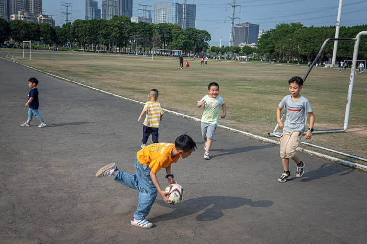 Algunos niños juegan futbol en el parque Humen en Dongguan, China, el 28 de marzo de 2021. (Foto Prensa Libre: Lorenz Huber/The New York Times)