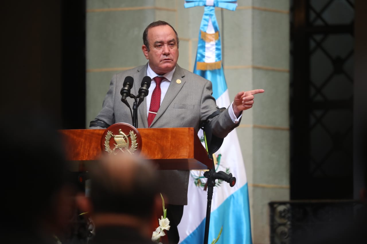 El presidente Alejandro Giammattei asegura que podrían vacunar de 75 mil a 100 mil personas diarias. (Foto Prensa Libre: Carlos Hernández Ovalle)
