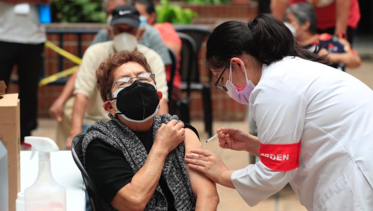 Según el gobierno hay capacidad para aplicar entre 75 mil o 100 mil dosis diarias. Pero las vacunas aún no llegan en cantidades suficientes al país. (Foto Prensa Libre: Hemeroteca PL)