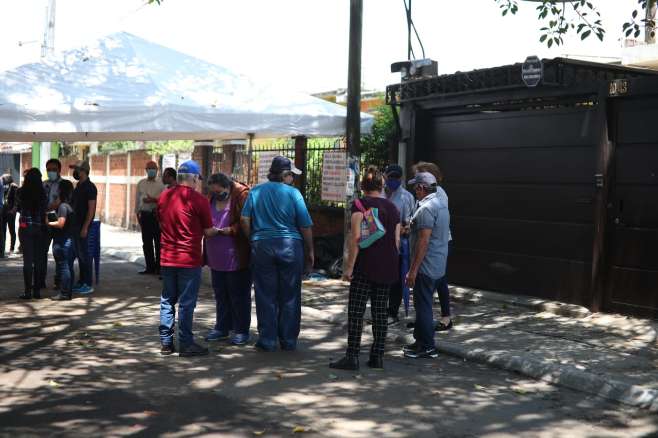Vecinos están preocupados por la falta de información sobre los hundimientos. (Foto Prensa Libre: Carlos Hernández)