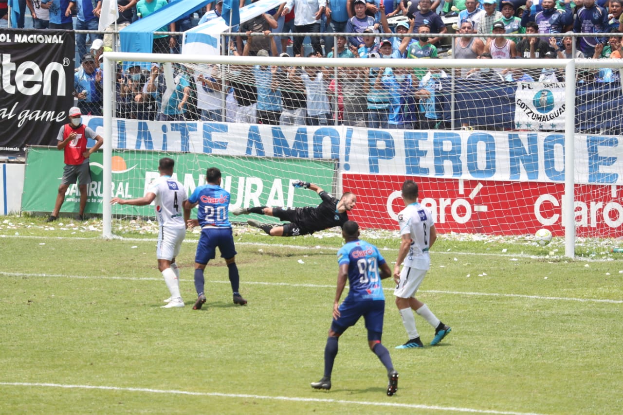 Moscoso encajó cuatro goles en Santa Lucía. (Foto Prensa Libre: Érick Ávila)