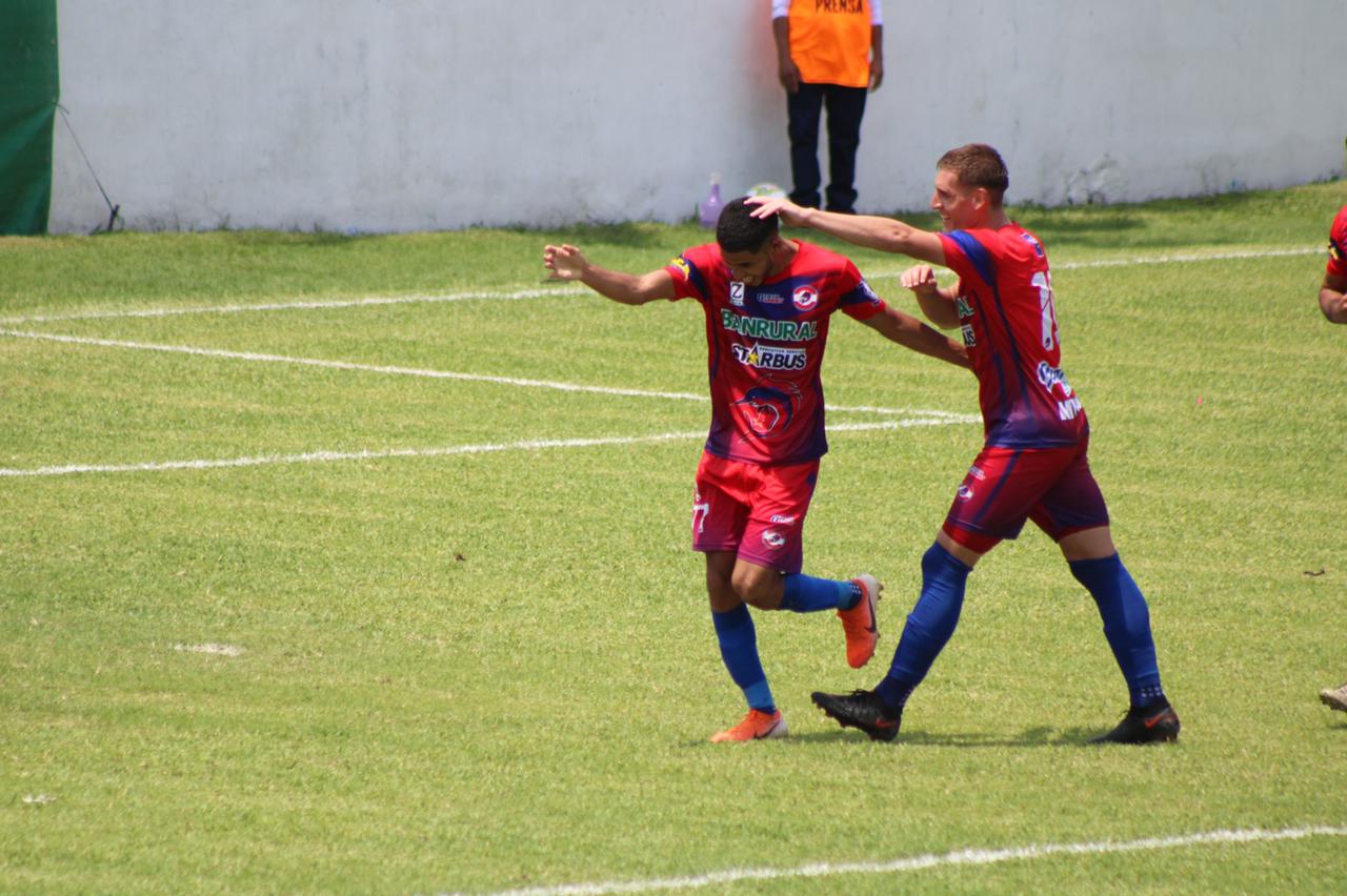 Los jugadores de Iztapa celebran frente a Municipal. (Foto Prensa Libre: Cortesía Byron Mendoza)