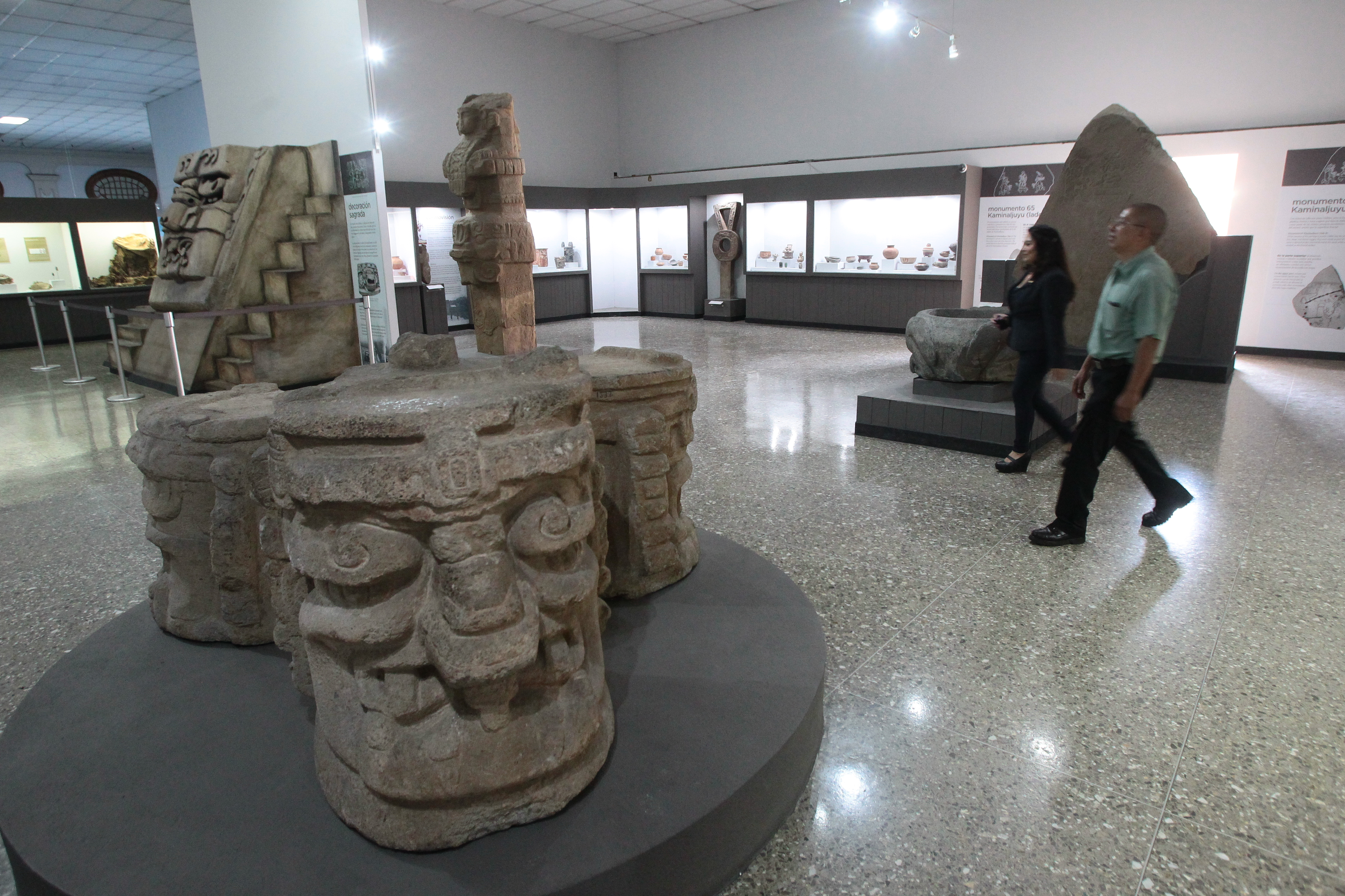 Algunas de las piezas prehispánicas que se encuentran en el Museo de Arqueología y Etnología. (Foto Prensa Libre: Hemeroteca PL)