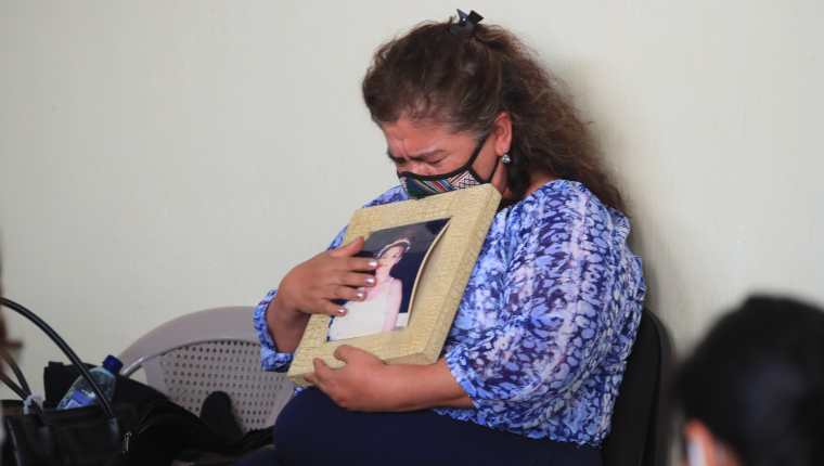 El 1 de marzo de 2021, Rosa Franco abraza la fotografía de su hija María Isabel Veliz Franco en la sala del Tribunal de Mayor Riesgo A,  durante la lectura de la sentencia condenatoria en contra de Gustavo Adolfo Bolaños Acevedo. (Foto Prensa Libre: Carlos Hernández)