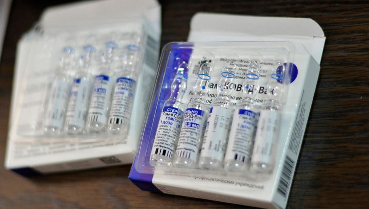 Este miércoles se esperan 50 mil dosis de la vacuna Sputnik. (Foto Prensa Libre: AFP)