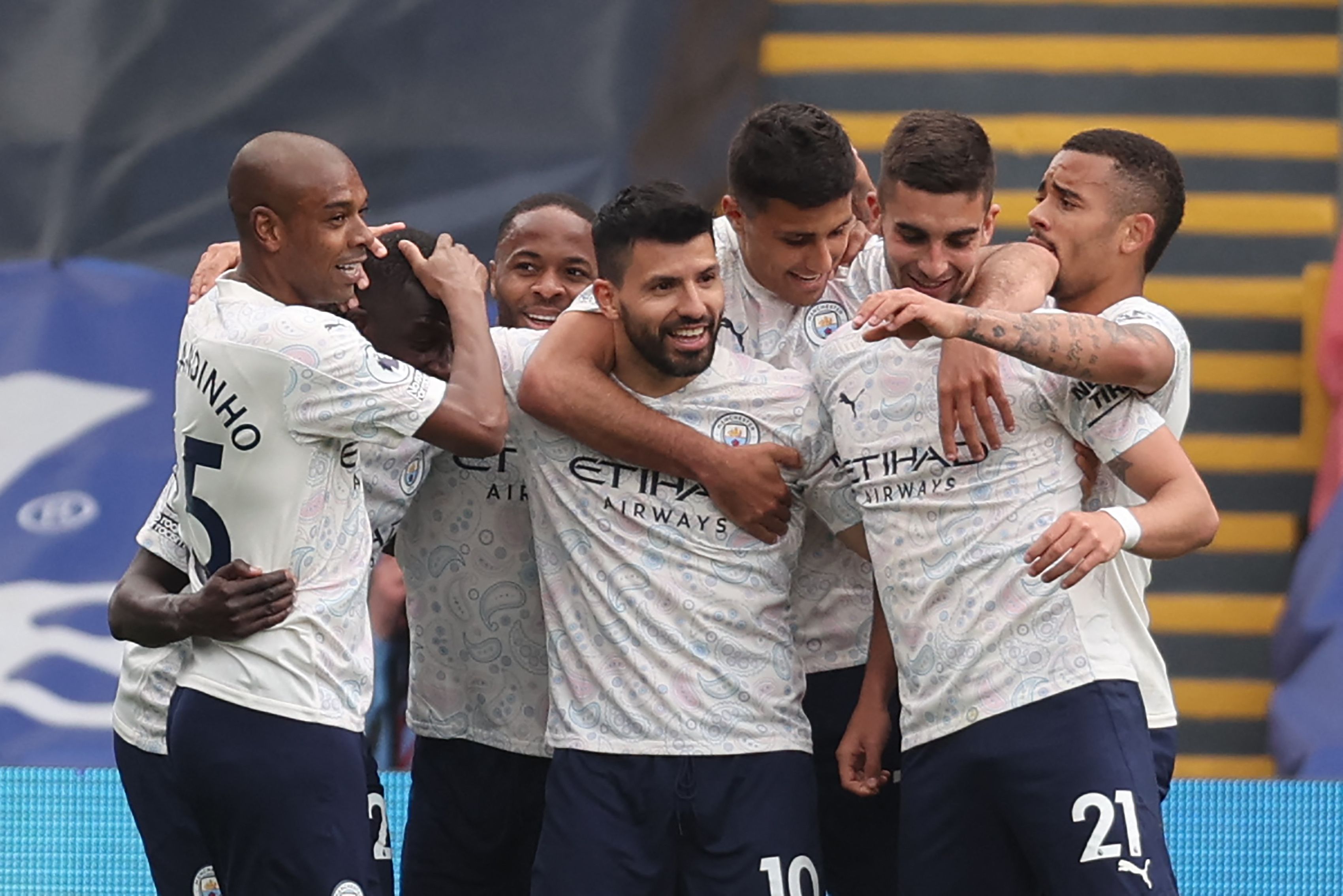 Sergio Aguero celebra con sus compañeros uno de los goles frente Crystal Palace en el partido de la Premier League. (Foto Prensa Libre:  AFP).