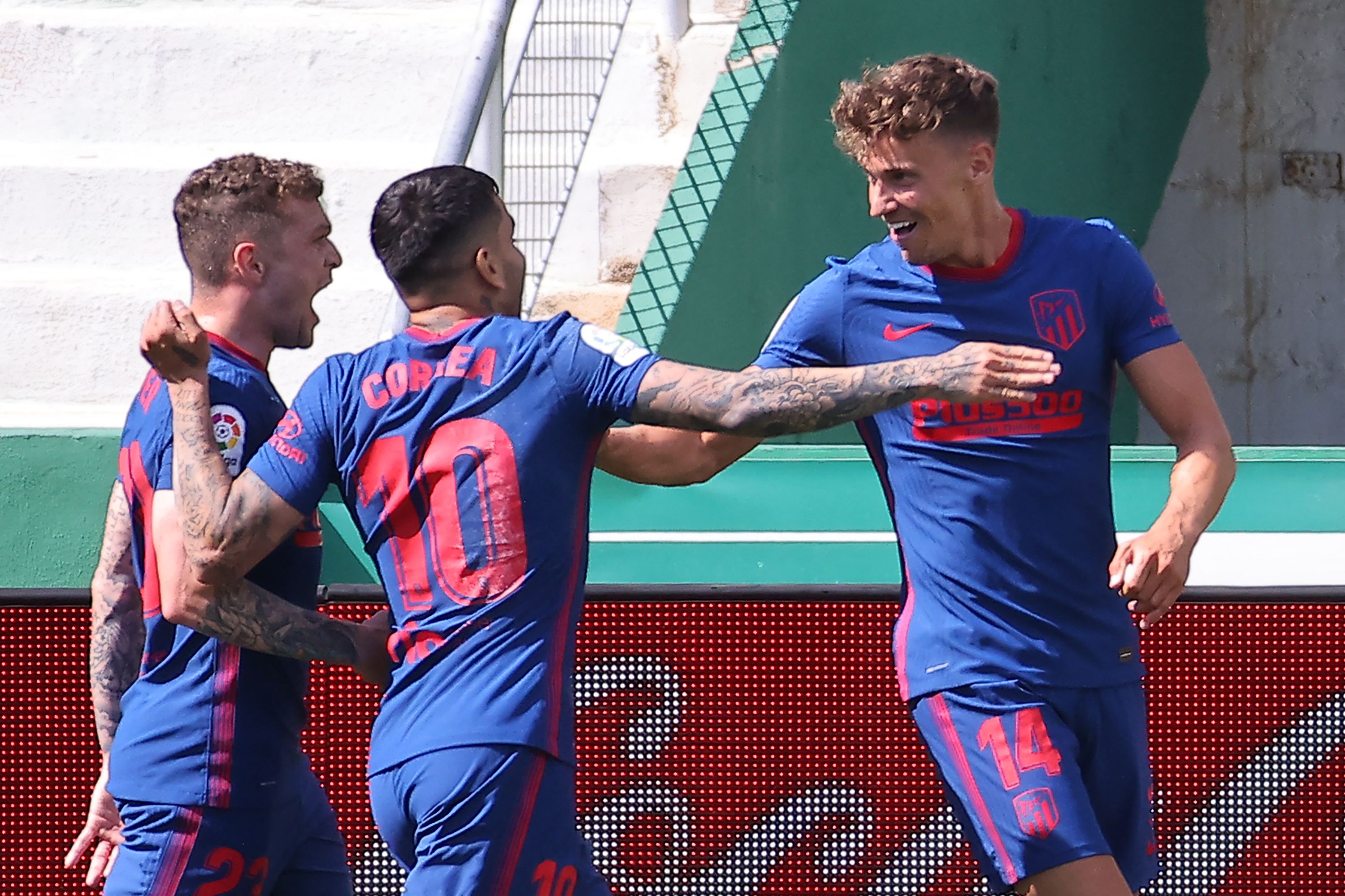 Marcos Llorente celebra el gol del Atlético que le dio la victoria frente al Elche. (Foto Prensa Libre: AFP).