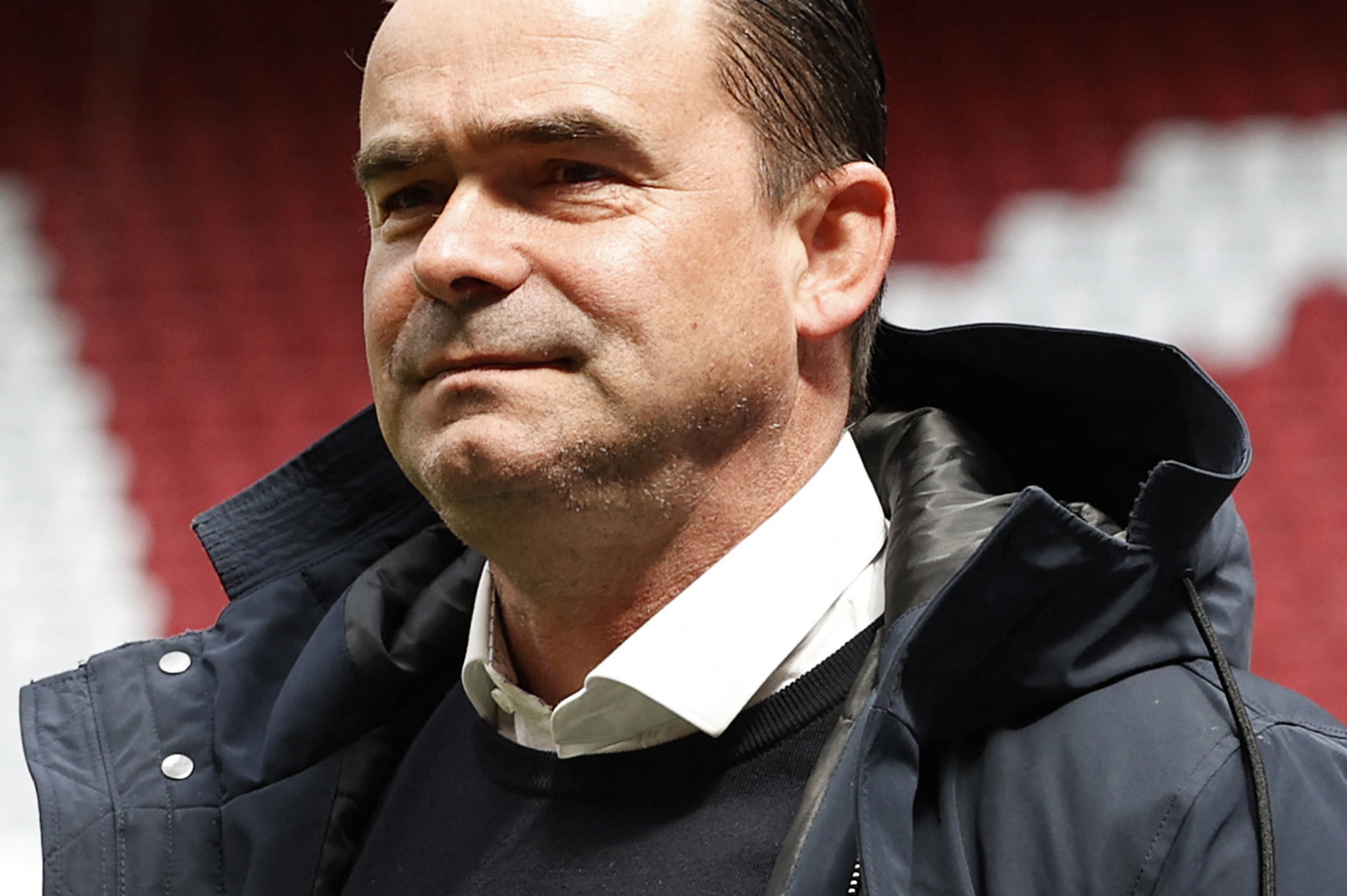 El exentrenador del Ajax Marc Overmars durante el duelo de su exequipo ante el Amsterdam and FC Emmen en el Johan Cruijff Arena. (Foto Prensa Libre: AFP)